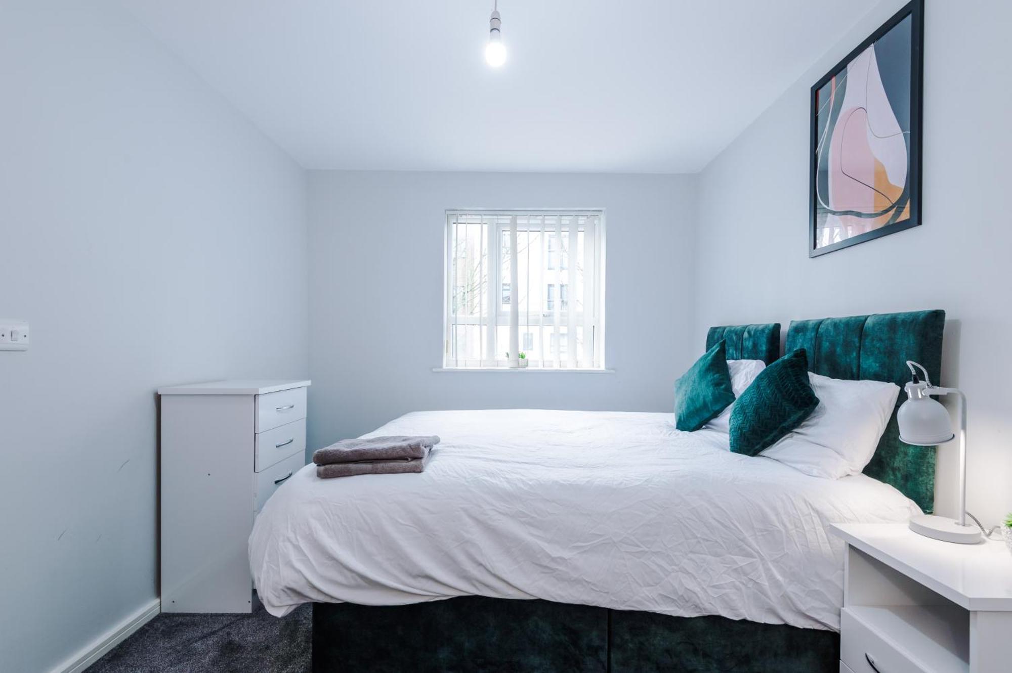 Stylish 4bed Home, Sleeps 7, Free Parking, Wi-fi, Balcony, Smart Tvs, Great Transport Links, Long Term Disc Apartment Manchester