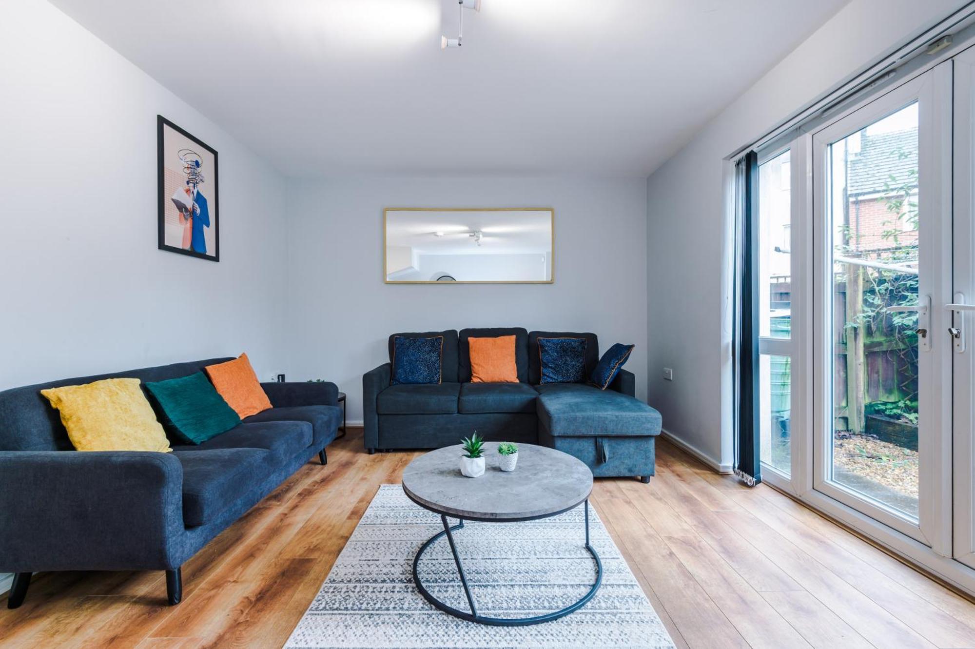 Apartment Stylish 4bed Home, Sleeps 7, Free Parking, Wi-fi, Balcony, Smart Tvs, Great Transport Links, Long Term Disc *