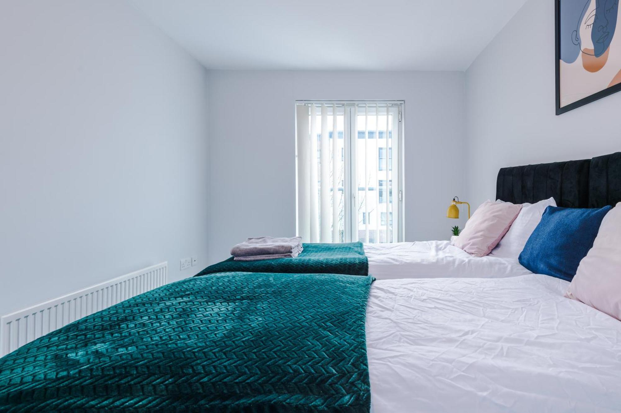 Stylish 4bed Home, Sleeps 7, Free Parking, Wi-fi, Balcony, Smart Tvs, Great Transport Links, Long Term Disc *