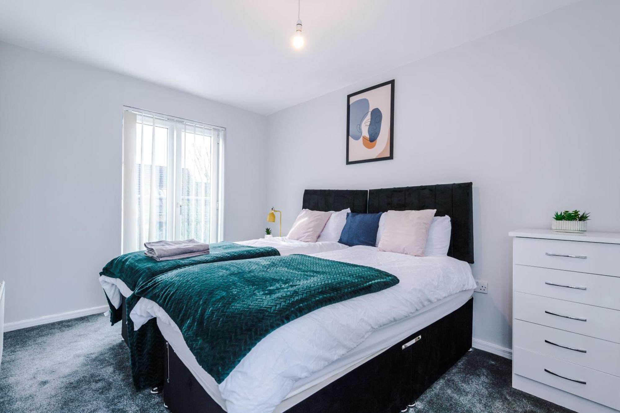 Stylish 4bed Home, Sleeps 7, Free Parking, Wi-fi, Balcony, Smart Tvs, Great Transport Links, Long Term Disc