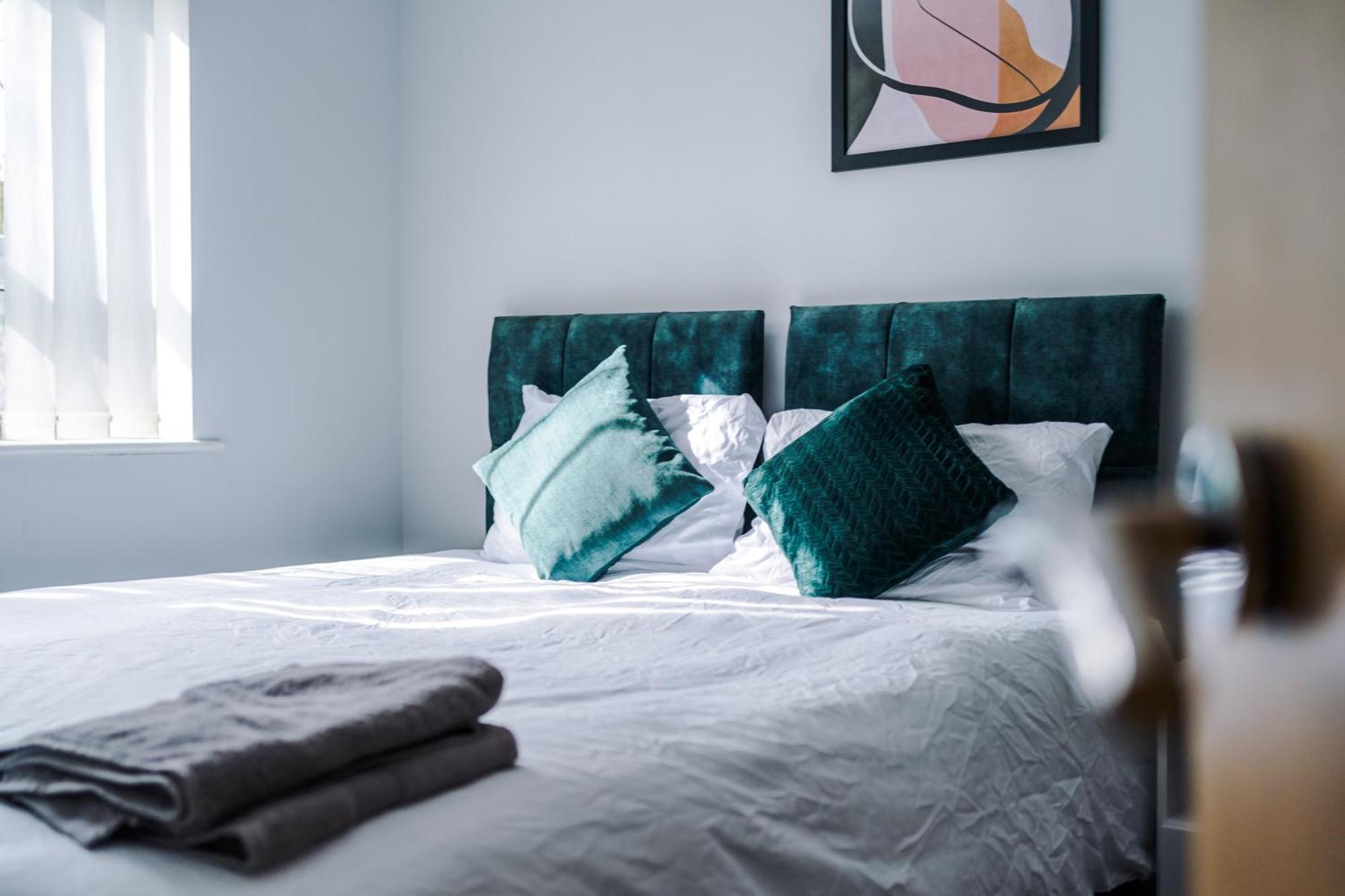 Stylish 4bed Home, Sleeps 7, Free Parking, Wi-fi, Balcony, Smart Tvs, Great Transport Links, Long Term Disc * Manchester