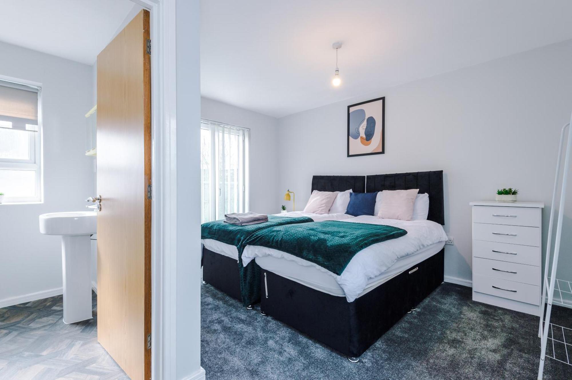 Apartment Stylish 4bed Home, Sleeps 7, Free Parking, Wi-fi, Balcony, Smart Tvs, Great Transport Links, Long Term Disc