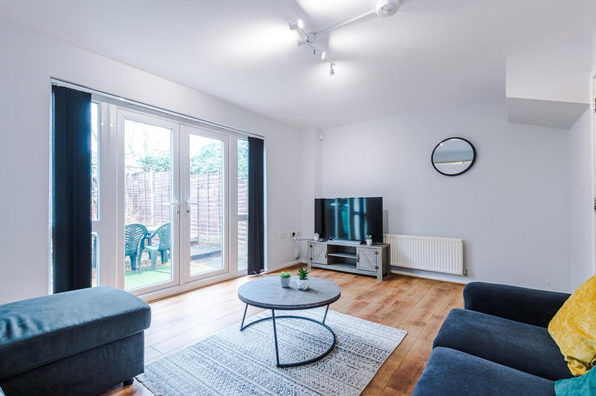 Stylish 4bed Home, Sleeps 7, Free Parking, Wi-fi, Balcony, Smart Tvs, Great Transport Links, Long Term Disc Apartment