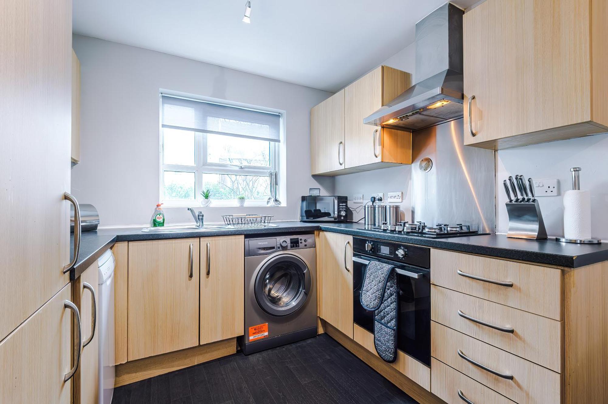 Stylish 4bed Home, Sleeps 7, Free Parking, Wi-fi, Balcony, Smart Tvs, Great Transport Links, Long Term Disc Apartment *