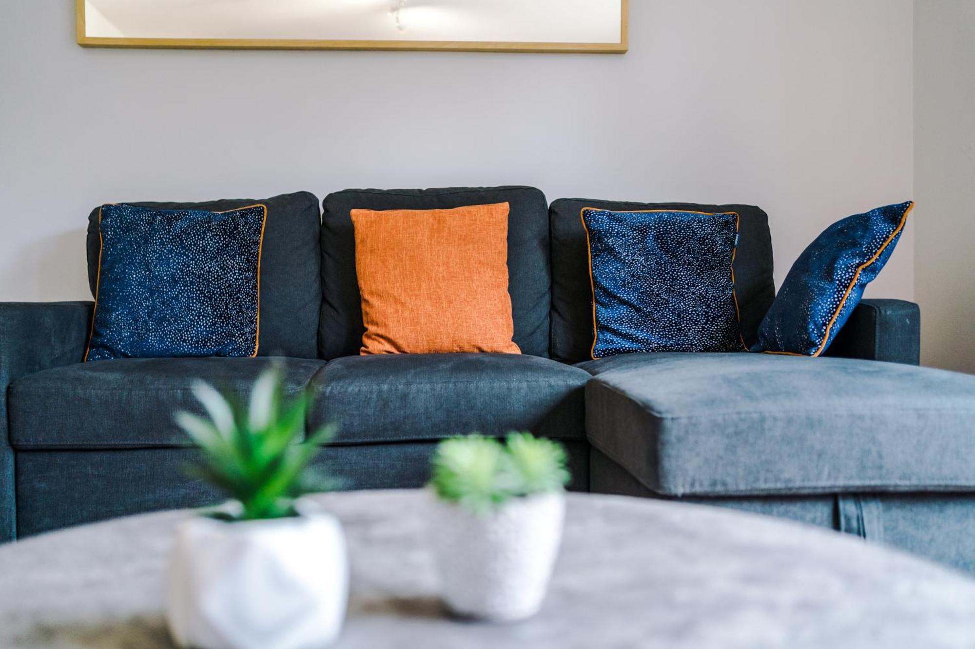 Stylish 4bed Home, Sleeps 7, Free Parking, Wi-fi, Balcony, Smart Tvs, Great Transport Links, Long Term Disc Manchester
