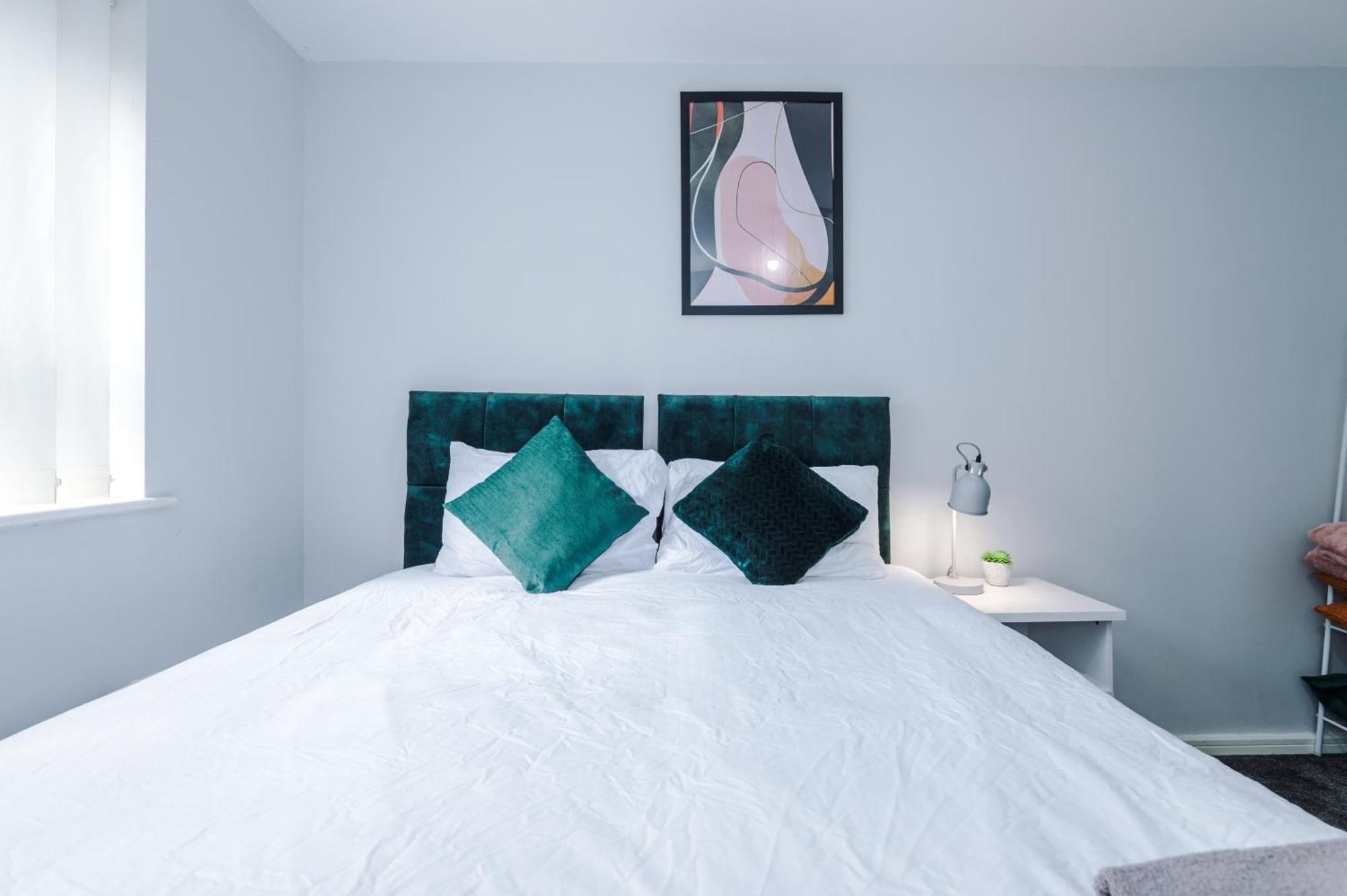 Stylish 4bed Home, Sleeps 7, Free Parking, Wi-fi, Balcony, Smart Tvs, Great Transport Links, Long Term Disc Apartment