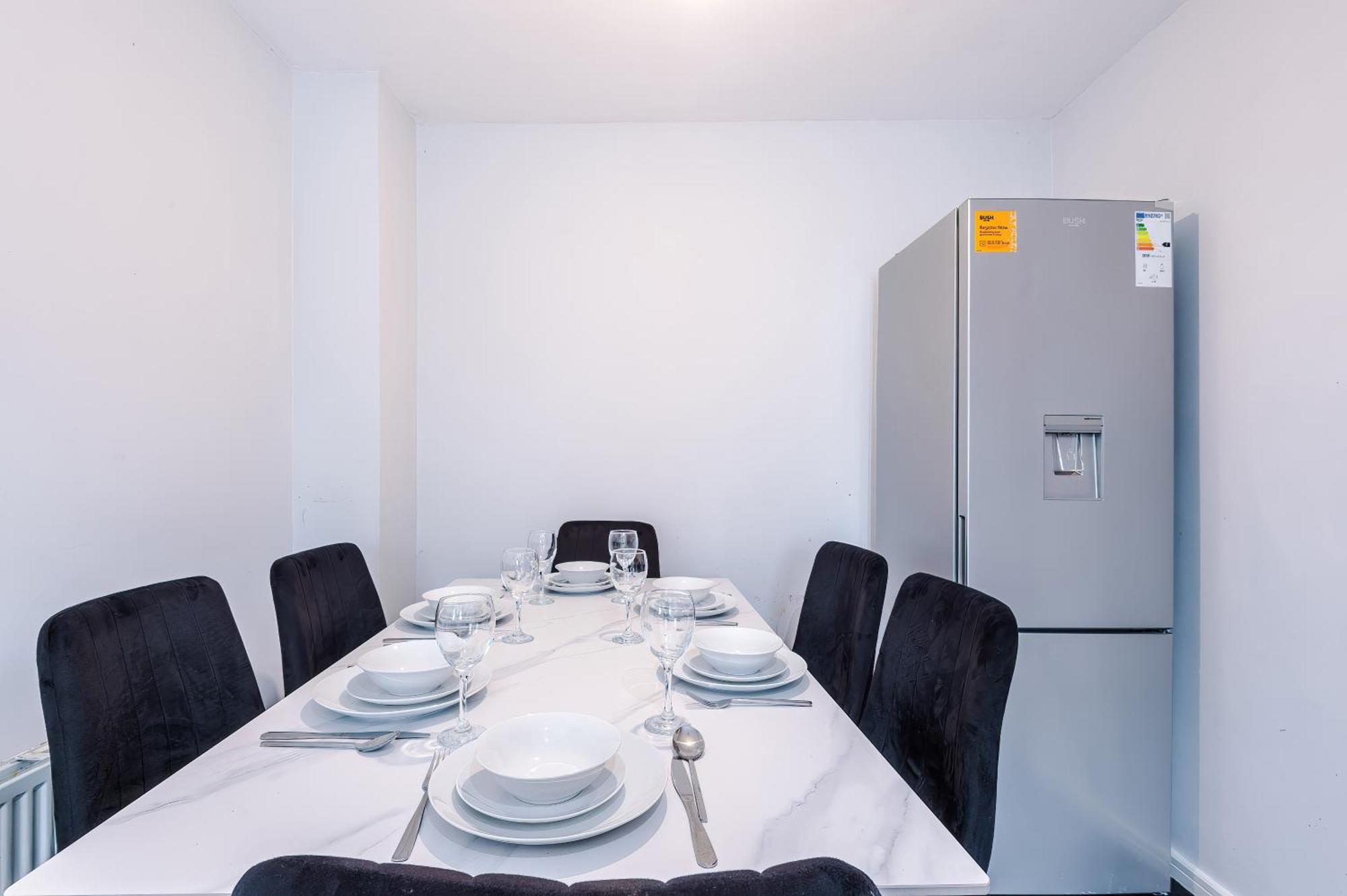 Apartment Stylish 4bed Home, Sleeps 7, Free Parking, Wi-fi, Balcony, Smart Tvs, Great Transport Links, Long Term Disc *