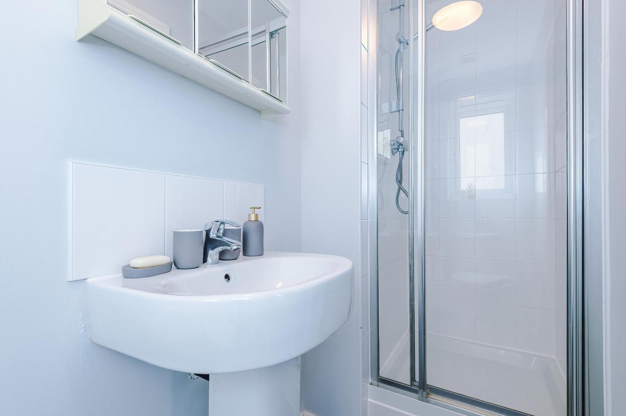 Stylish 4bed Home, Sleeps 7, Free Parking, Wi-fi, Balcony, Smart Tvs, Great Transport Links, Long Term Disc Apartment *
