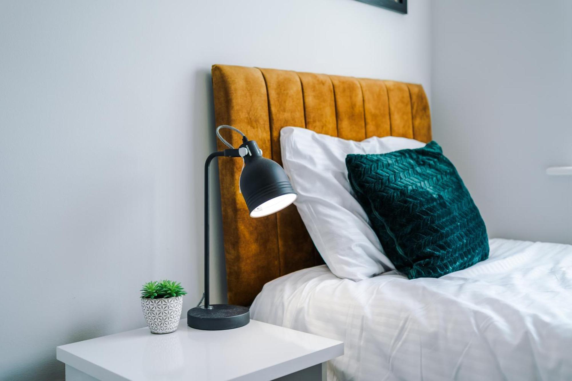 Apartment Stylish 4bed Home, Sleeps 7, Free Parking, Wi-fi, Balcony, Smart Tvs, Great Transport Links, Long Term Disc Manchester