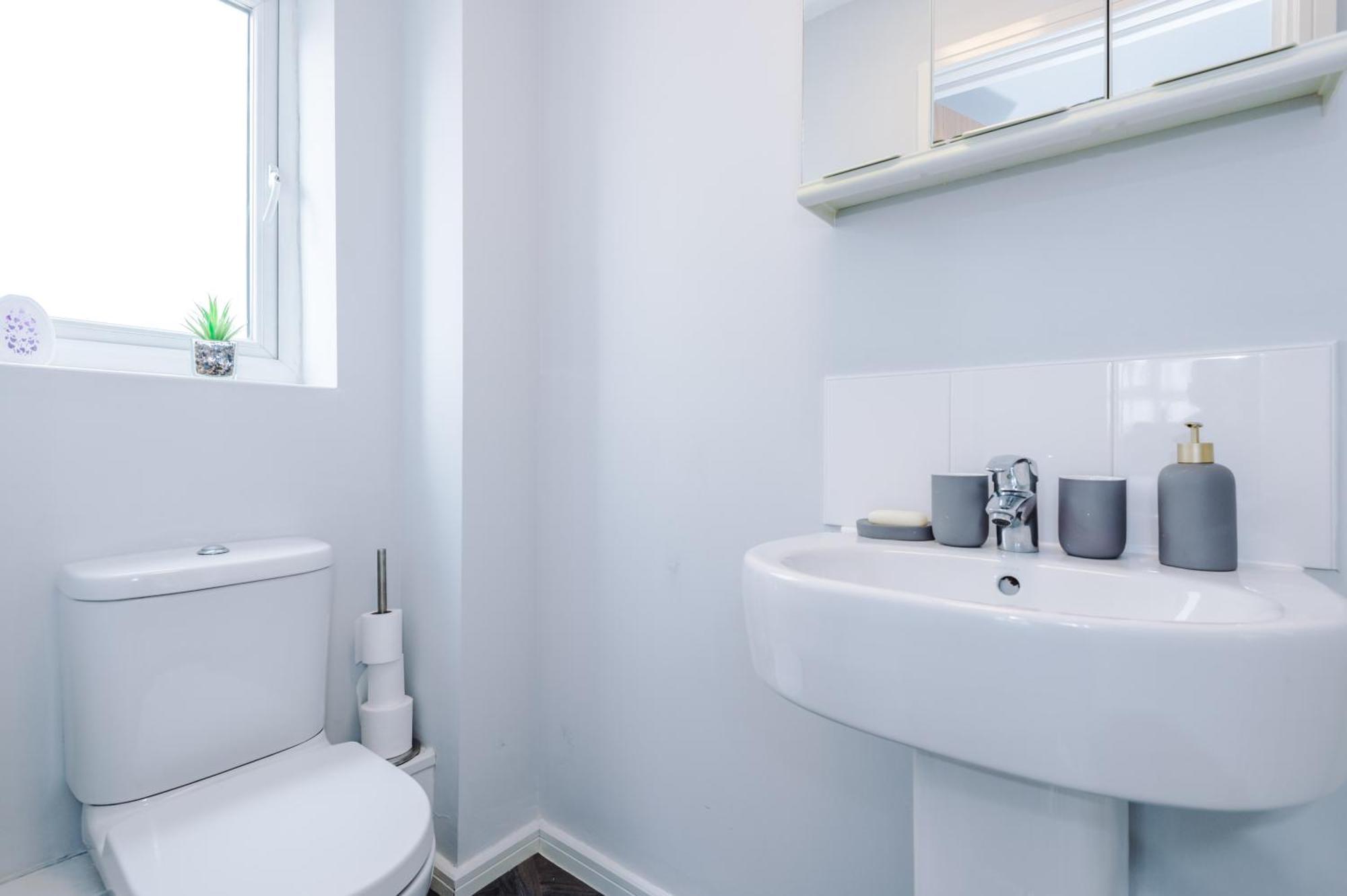 Stylish 4bed Home, Sleeps 7, Free Parking, Wi-fi, Balcony, Smart Tvs, Great Transport Links, Long Term Disc * Manchester
