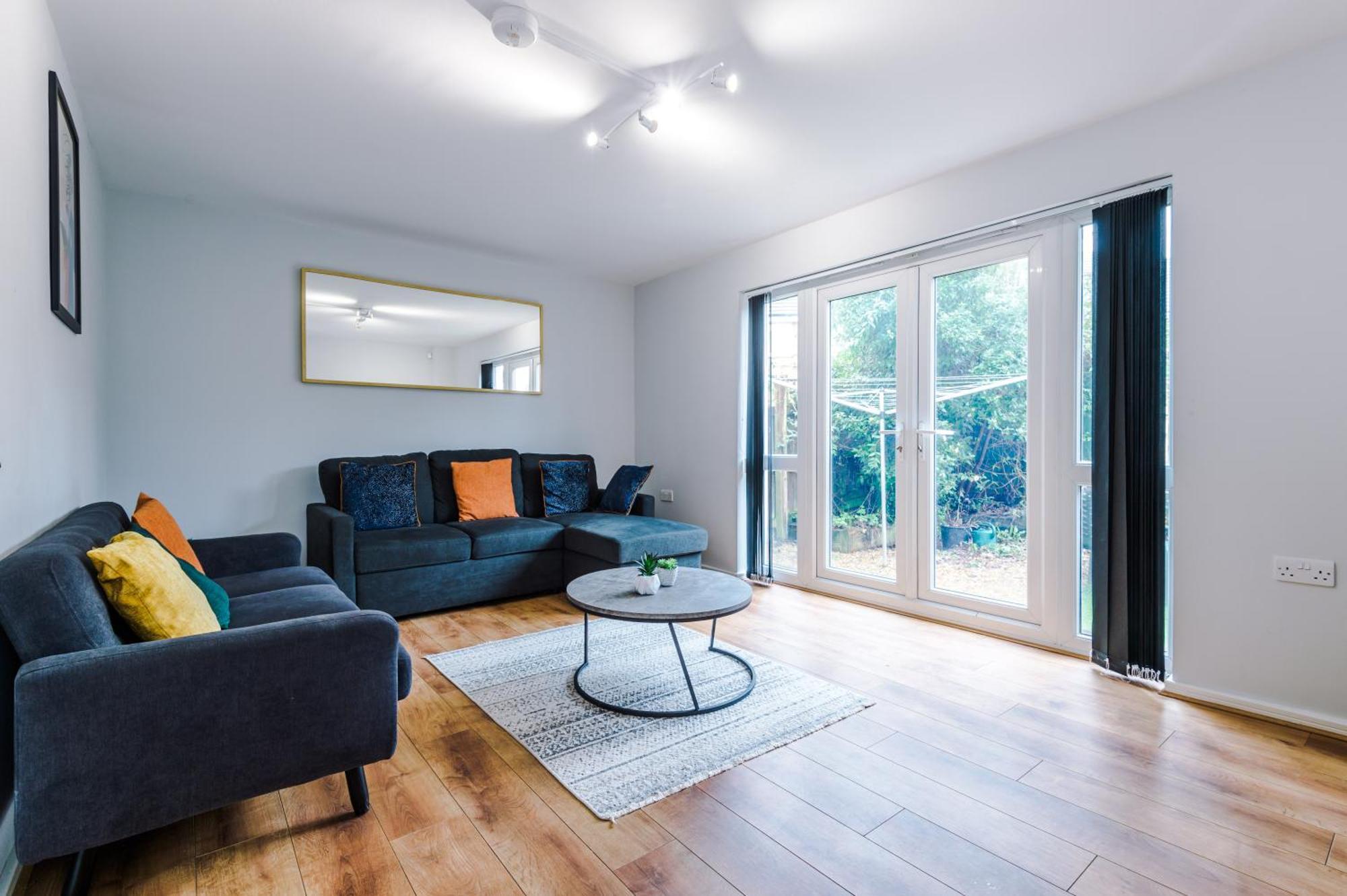 Apartment Stylish 4bed Home, Sleeps 7, Free Parking, Wi-fi, Balcony, Smart Tvs, Great Transport Links, Long Term Disc
