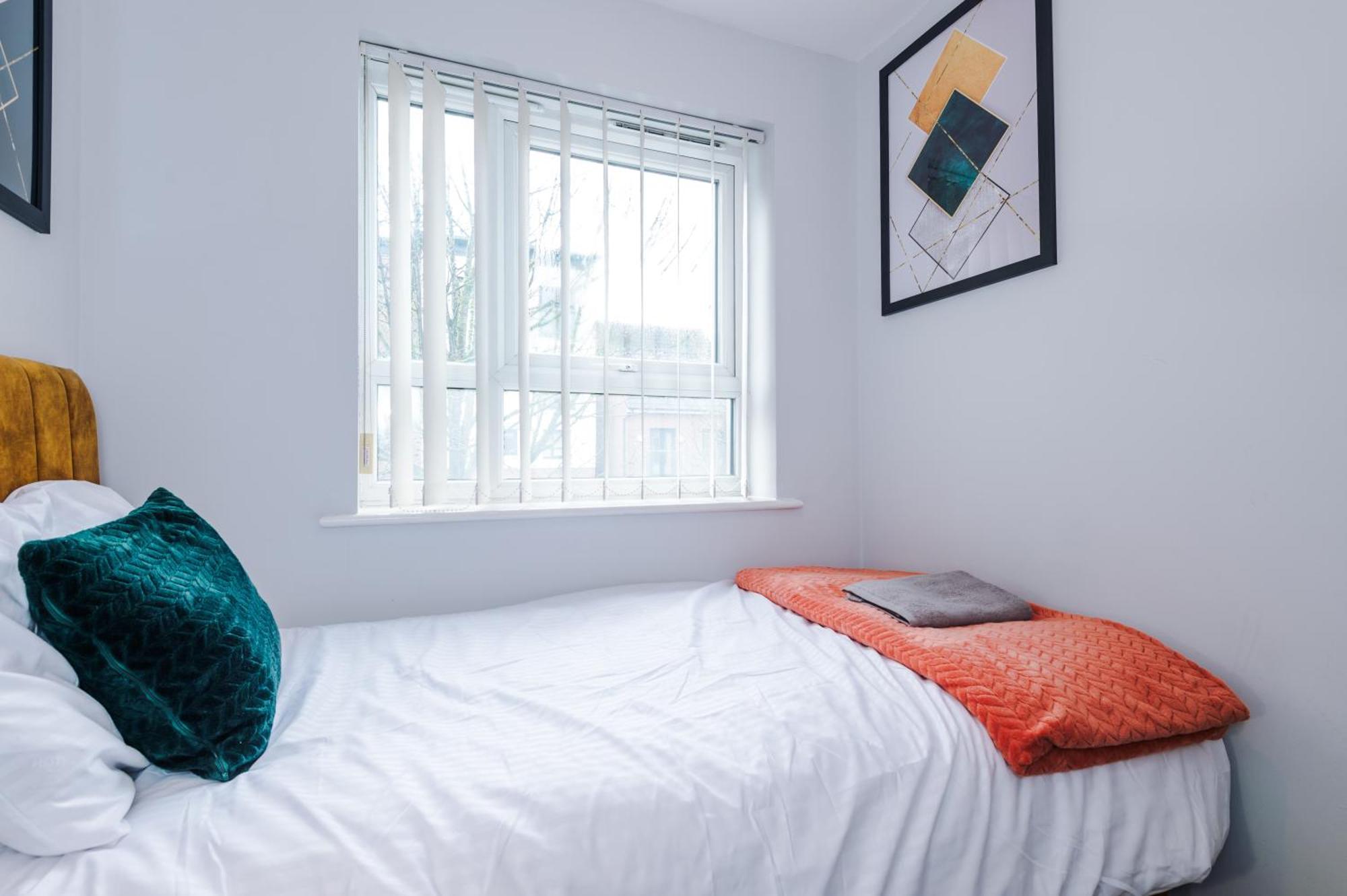 Apartment Stylish 4bed Home, Sleeps 7, Free Parking, Wi-fi, Balcony, Smart Tvs, Great Transport Links, Long Term Disc *