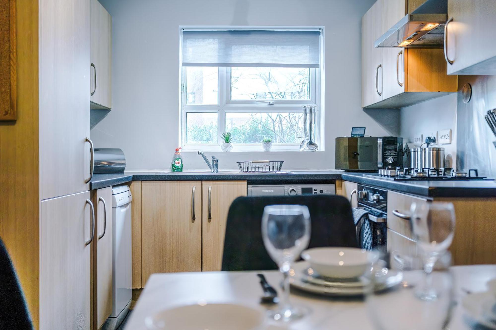 Stylish 4bed Home, Sleeps 7, Free Parking, Wi-fi, Balcony, Smart Tvs, Great Transport Links, Long Term Disc *