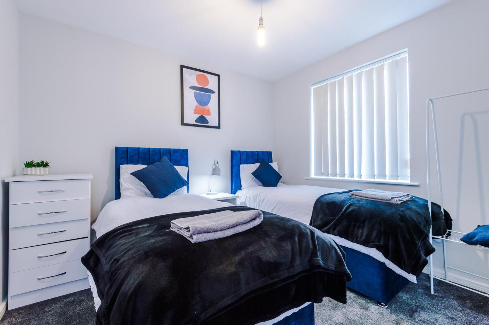 Stylish 4bed Home, Sleeps 7, Free Parking, Wi-fi, Balcony, Smart Tvs, Great Transport Links, Long Term Disc Apartment *