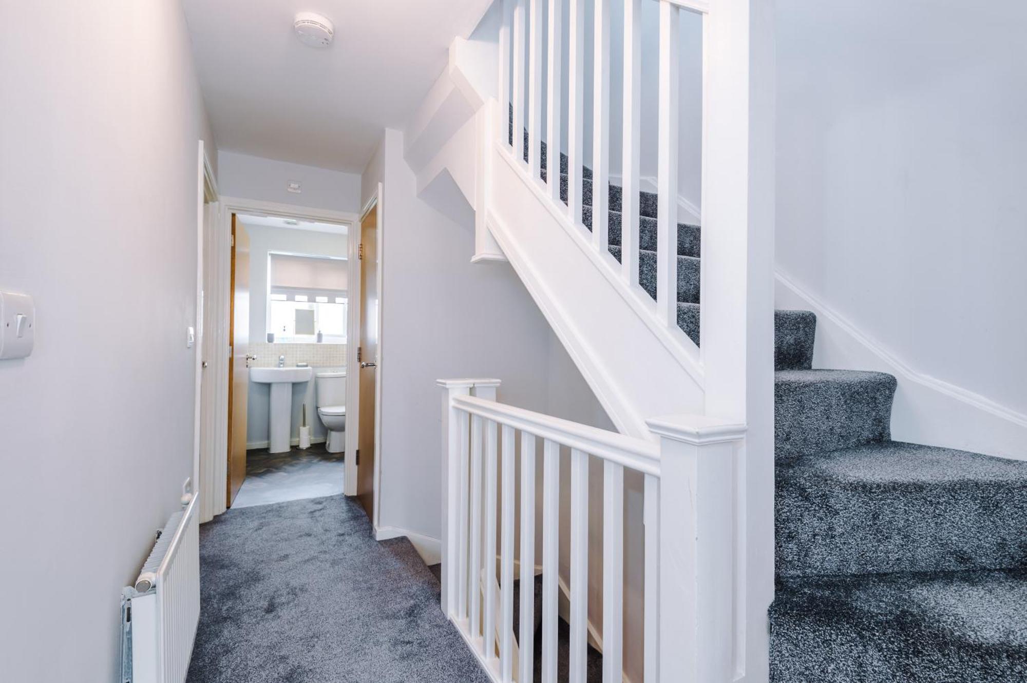 Apartment Stylish 4bed Home, Sleeps 7, Free Parking, Wi-fi, Balcony, Smart Tvs, Great Transport Links, Long Term Disc Manchester
