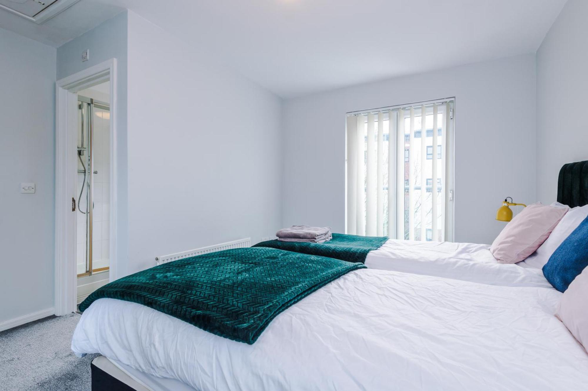 Apartment Stylish 4bed Home, Sleeps 7, Free Parking, Wi-fi, Balcony, Smart Tvs, Great Transport Links, Long Term Disc
