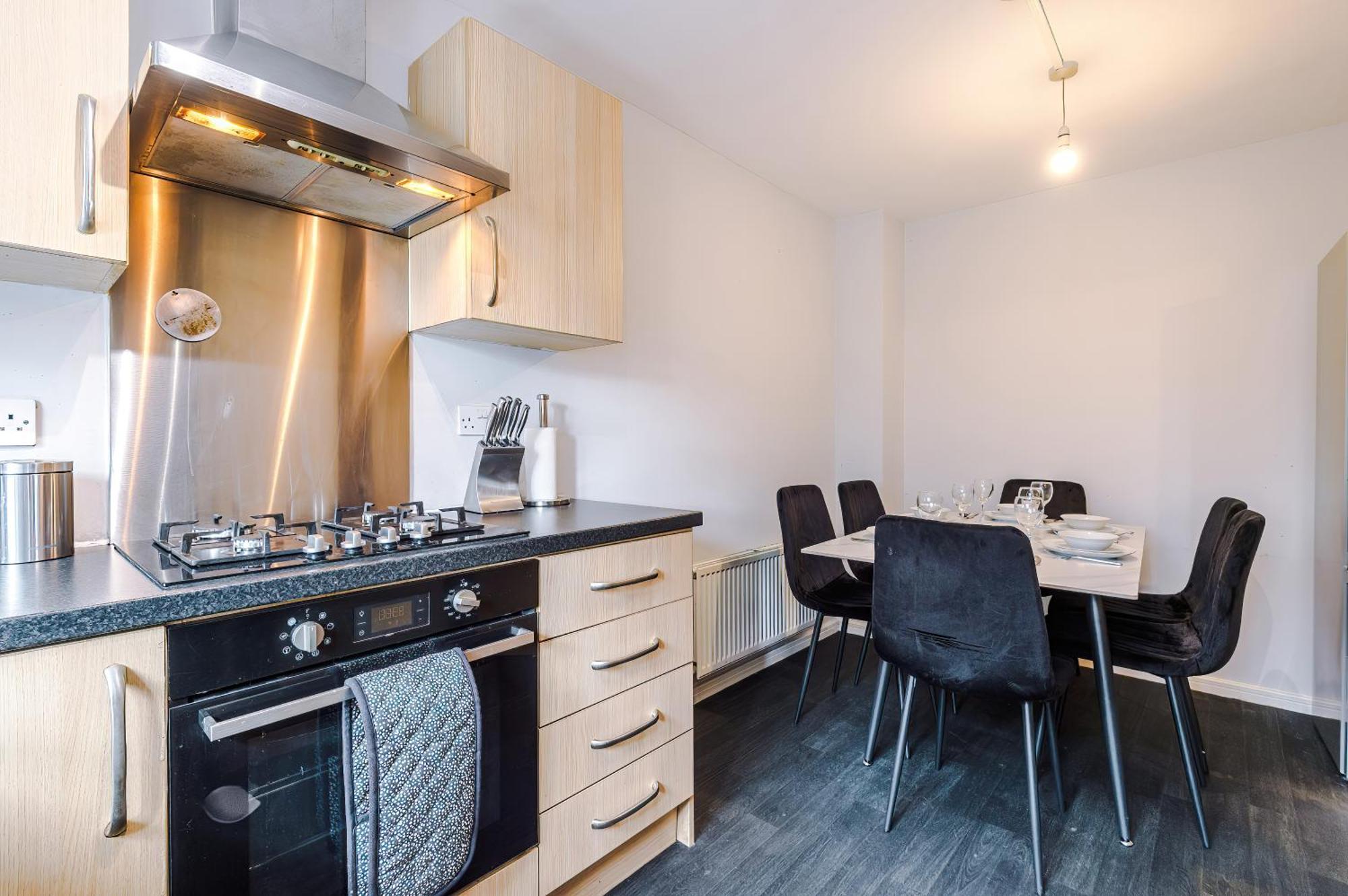 Apartment Stylish 4bed Home, Sleeps 7, Free Parking, Wi-fi, Balcony, Smart Tvs, Great Transport Links, Long Term Disc Manchester