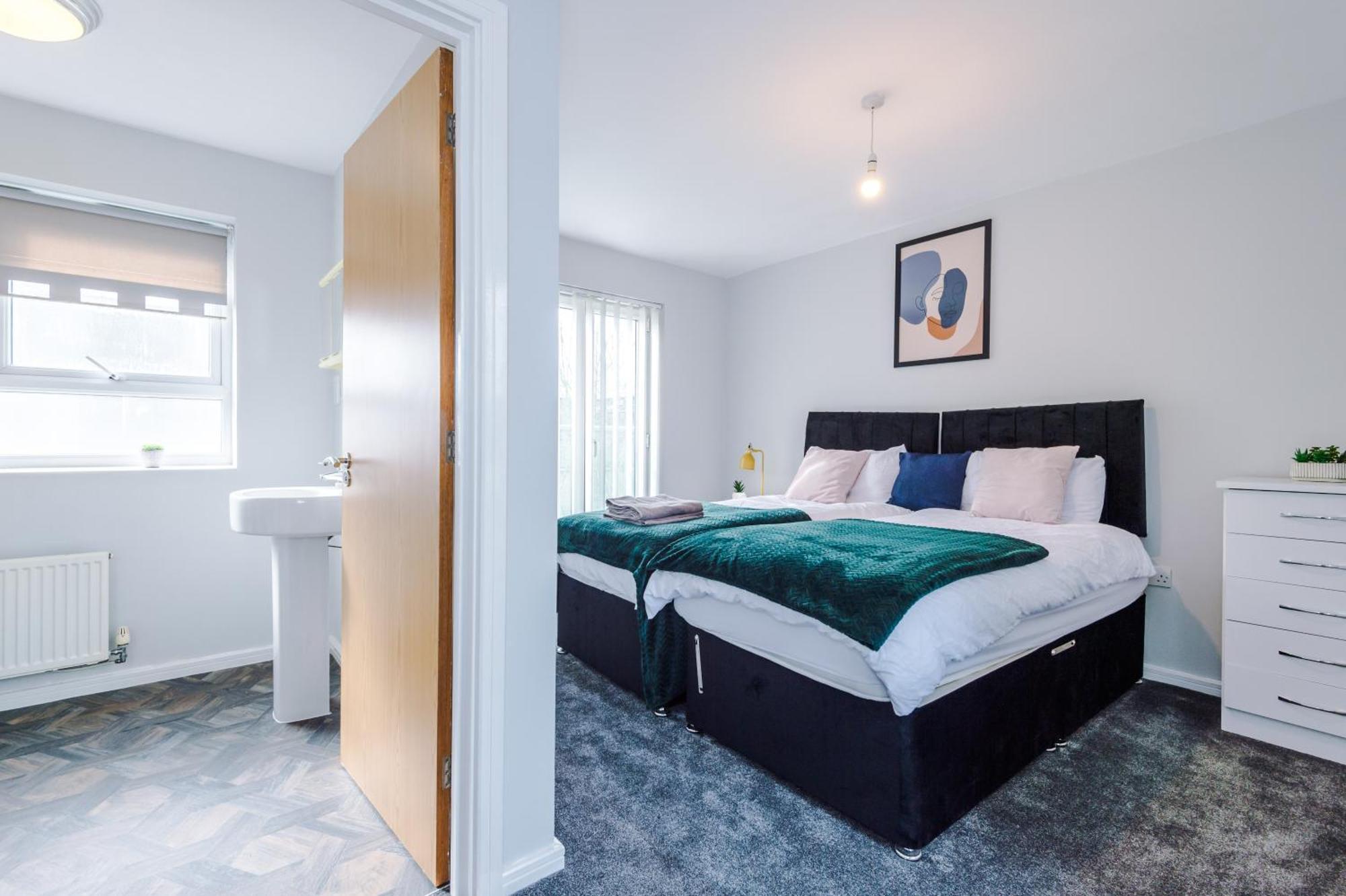 Stylish 4bed Home, Sleeps 7, Free Parking, Wi-fi, Balcony, Smart Tvs, Great Transport Links, Long Term Disc * Manchester
