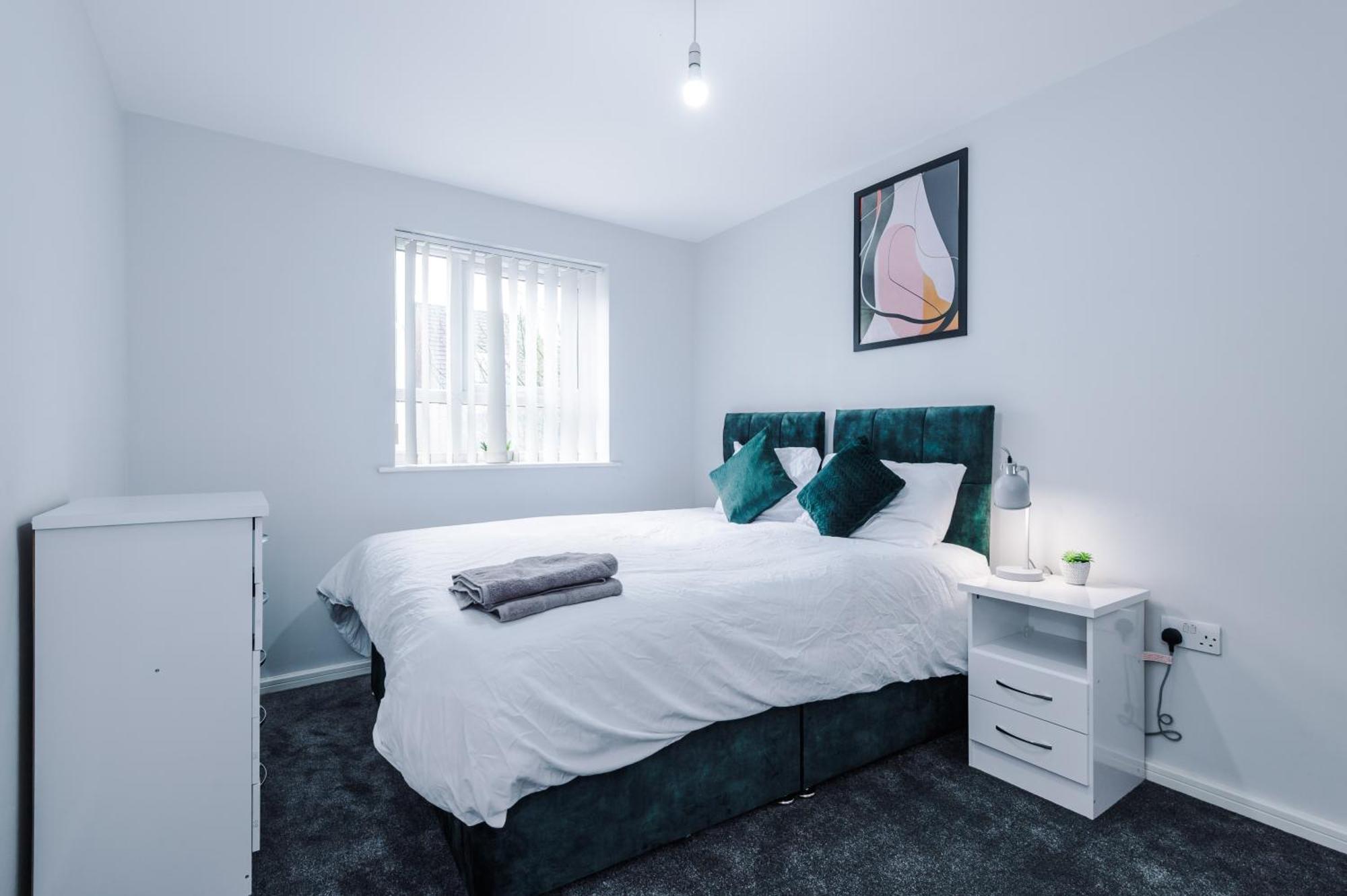 Apartment Stylish 4bed Home, Sleeps 7, Free Parking, Wi-fi, Balcony, Smart Tvs, Great Transport Links, Long Term Disc