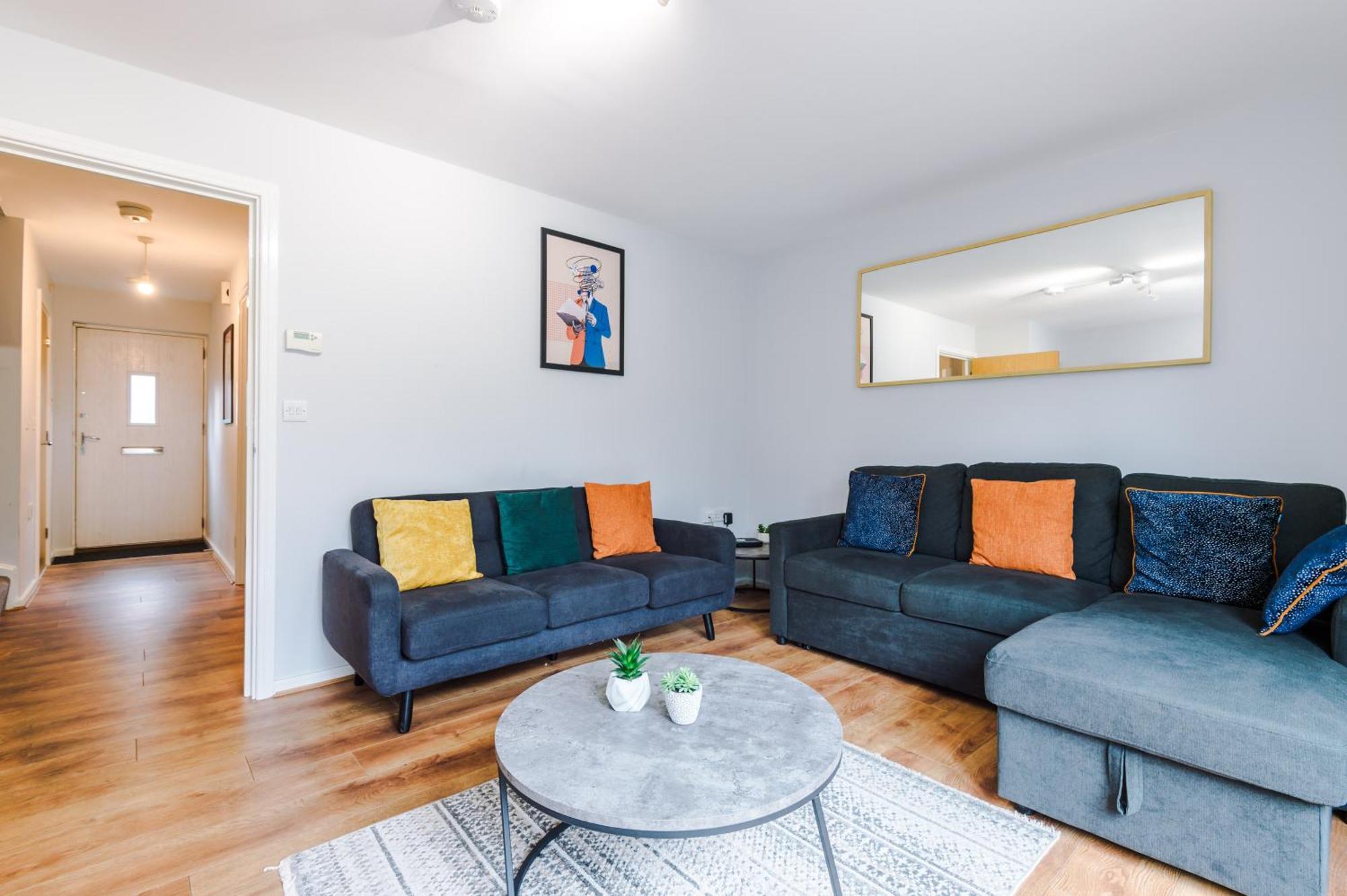 Stylish 4bed Home, Sleeps 7, Free Parking, Wi-fi, Balcony, Smart Tvs, Great Transport Links, Long Term Disc Apartment Manchester