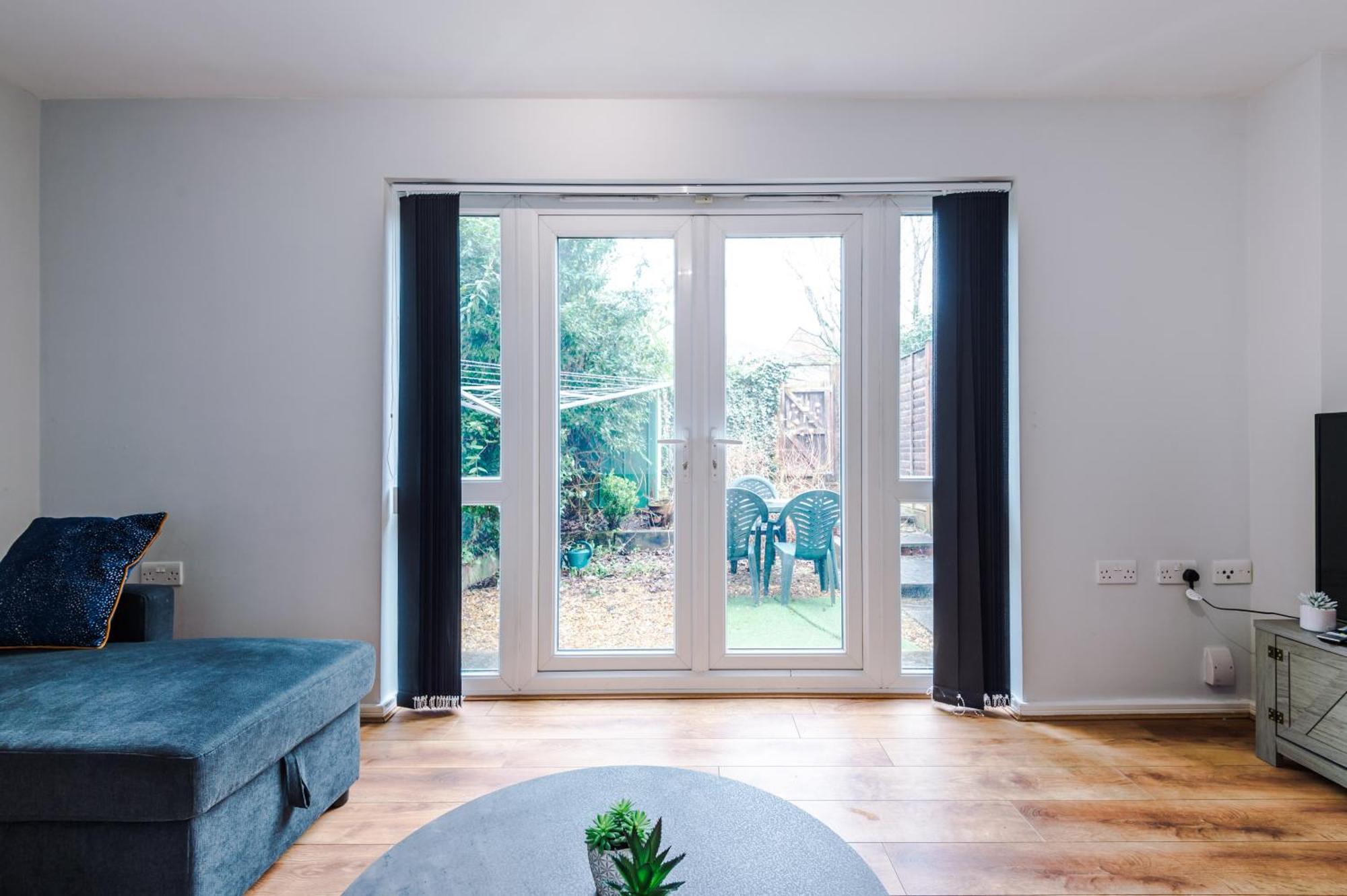 Stylish 4bed Home, Sleeps 7, Free Parking, Wi-fi, Balcony, Smart Tvs, Great Transport Links, Long Term Disc Manchester