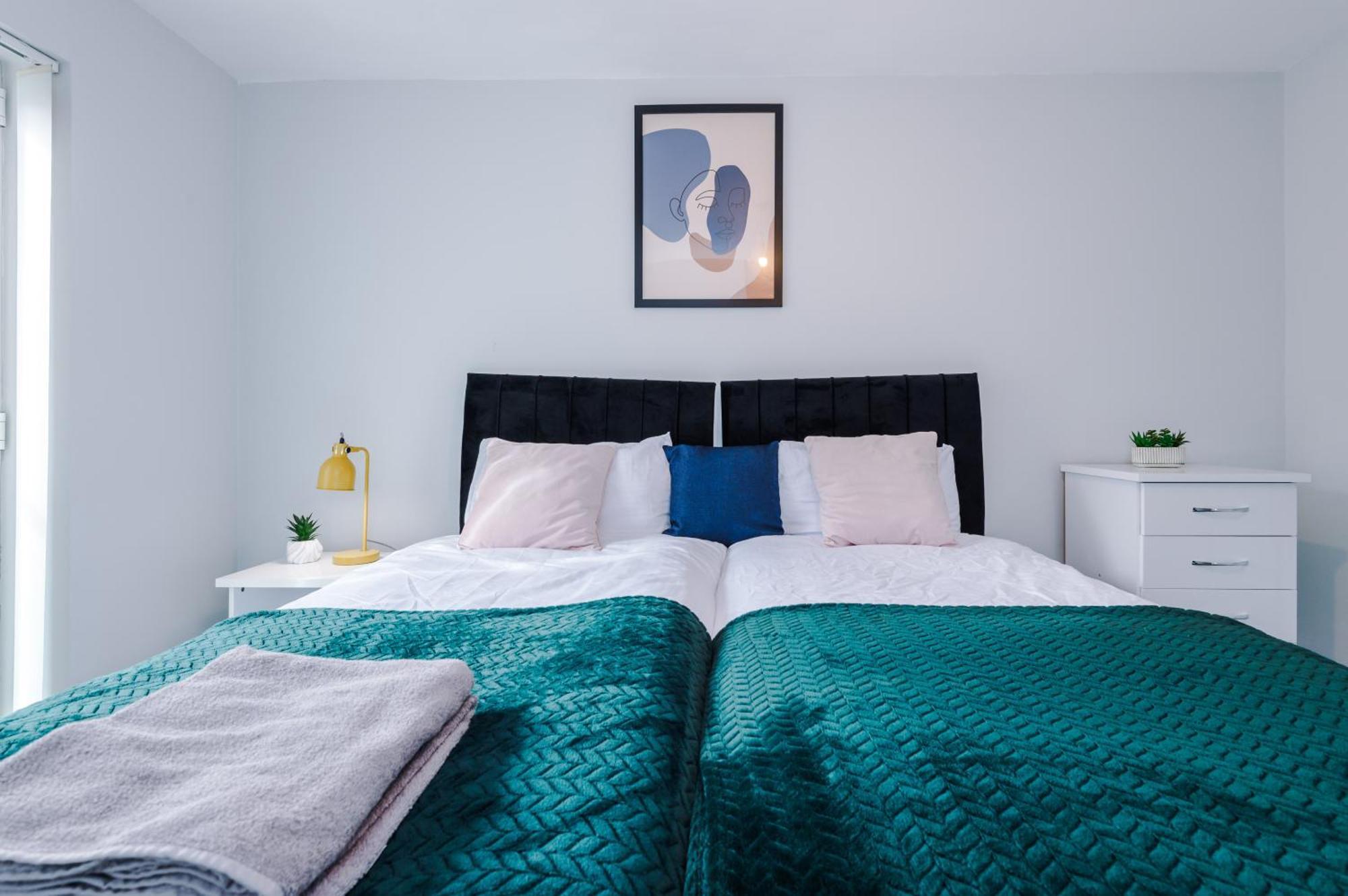 Stylish 4bed Home, Sleeps 7, Free Parking, Wi-fi, Balcony, Smart Tvs, Great Transport Links, Long Term Disc Apartment