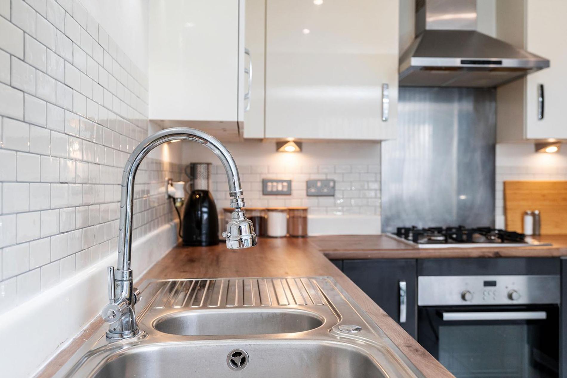 6 Guests - 3 Bedrooms - Free Wi-fi - *