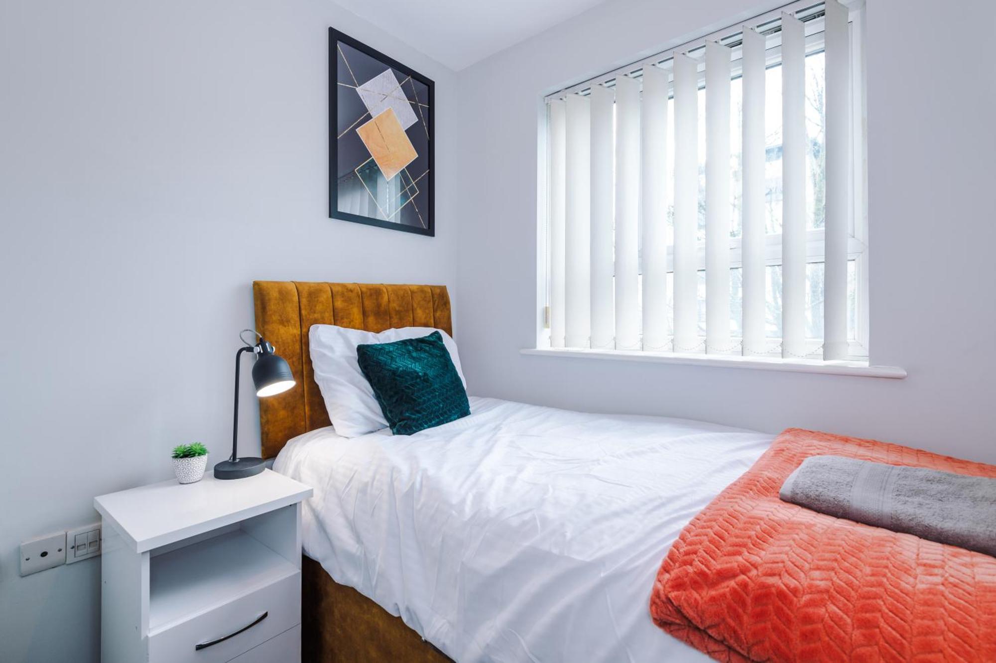 Stylish 4bed Home, Sleeps 7, Free Parking, Wi-fi, Balcony, Smart Tvs, Great Transport Links, Long Term Disc
