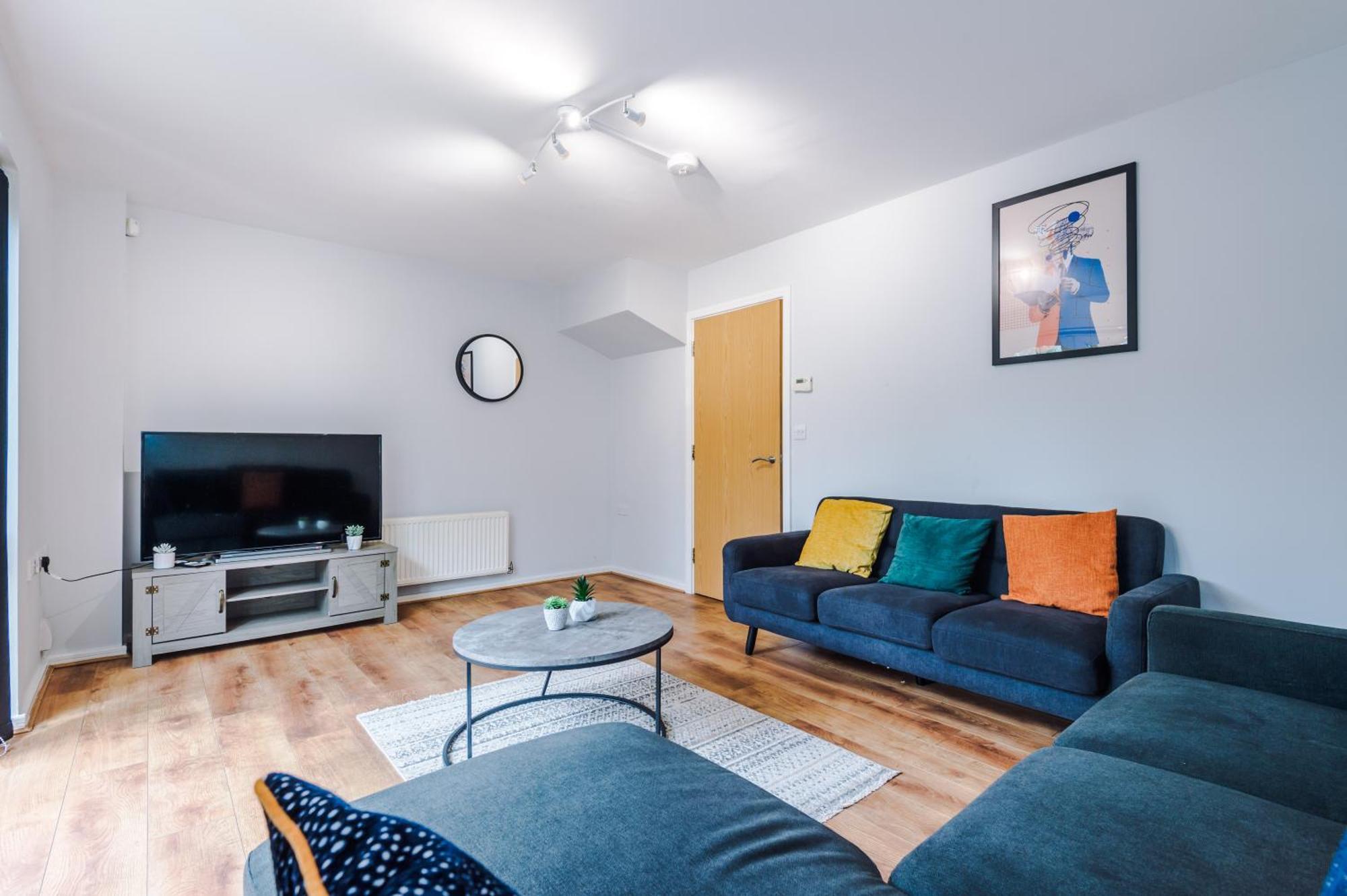 Stylish 4bed Home, Sleeps 7, Free Parking, Wi-fi, Balcony, Smart Tvs, Great Transport Links, Long Term Disc Apartment *