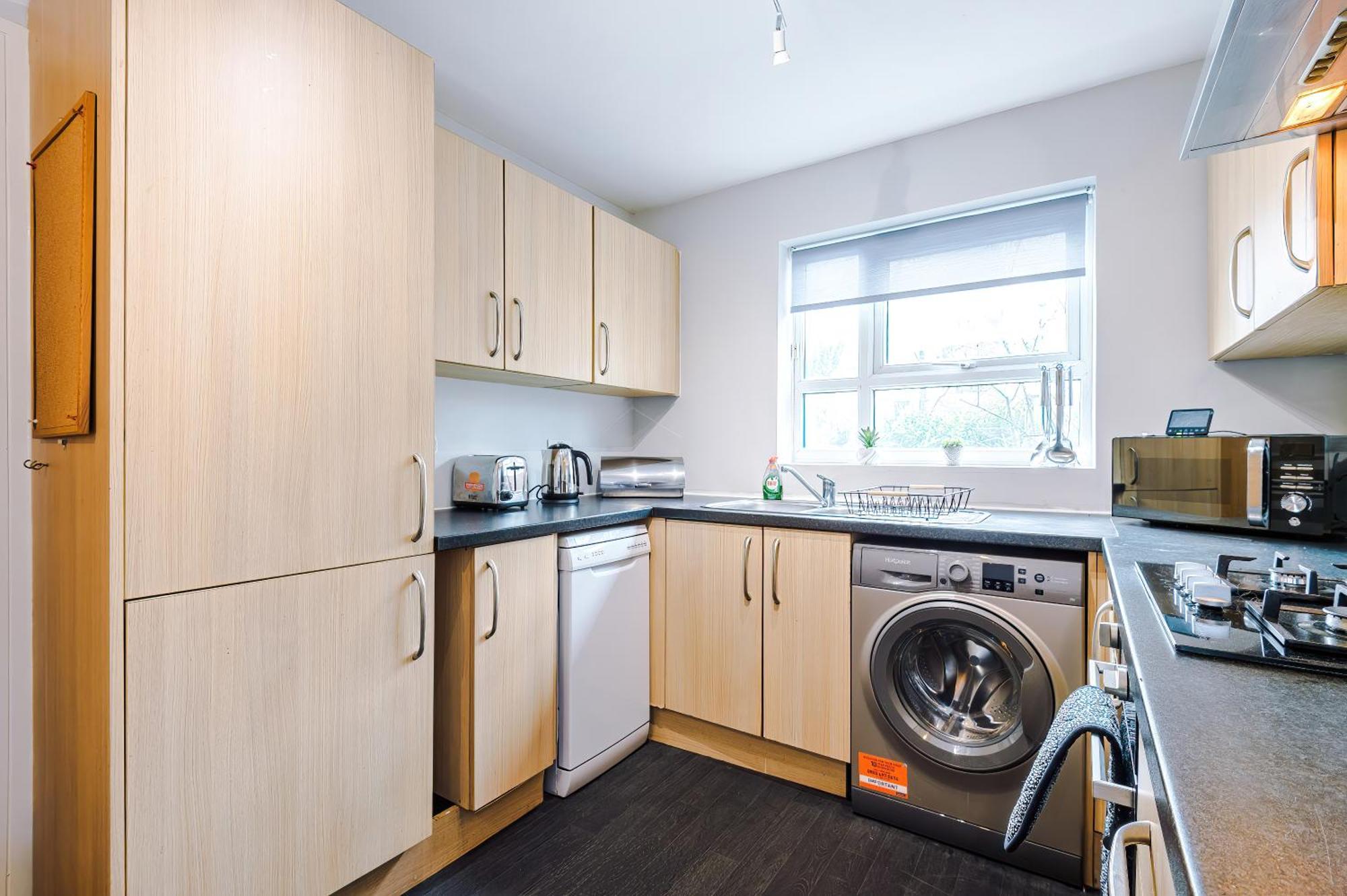 Stylish 4bed Home, Sleeps 7, Free Parking, Wi-fi, Balcony, Smart Tvs, Great Transport Links, Long Term Disc Manchester