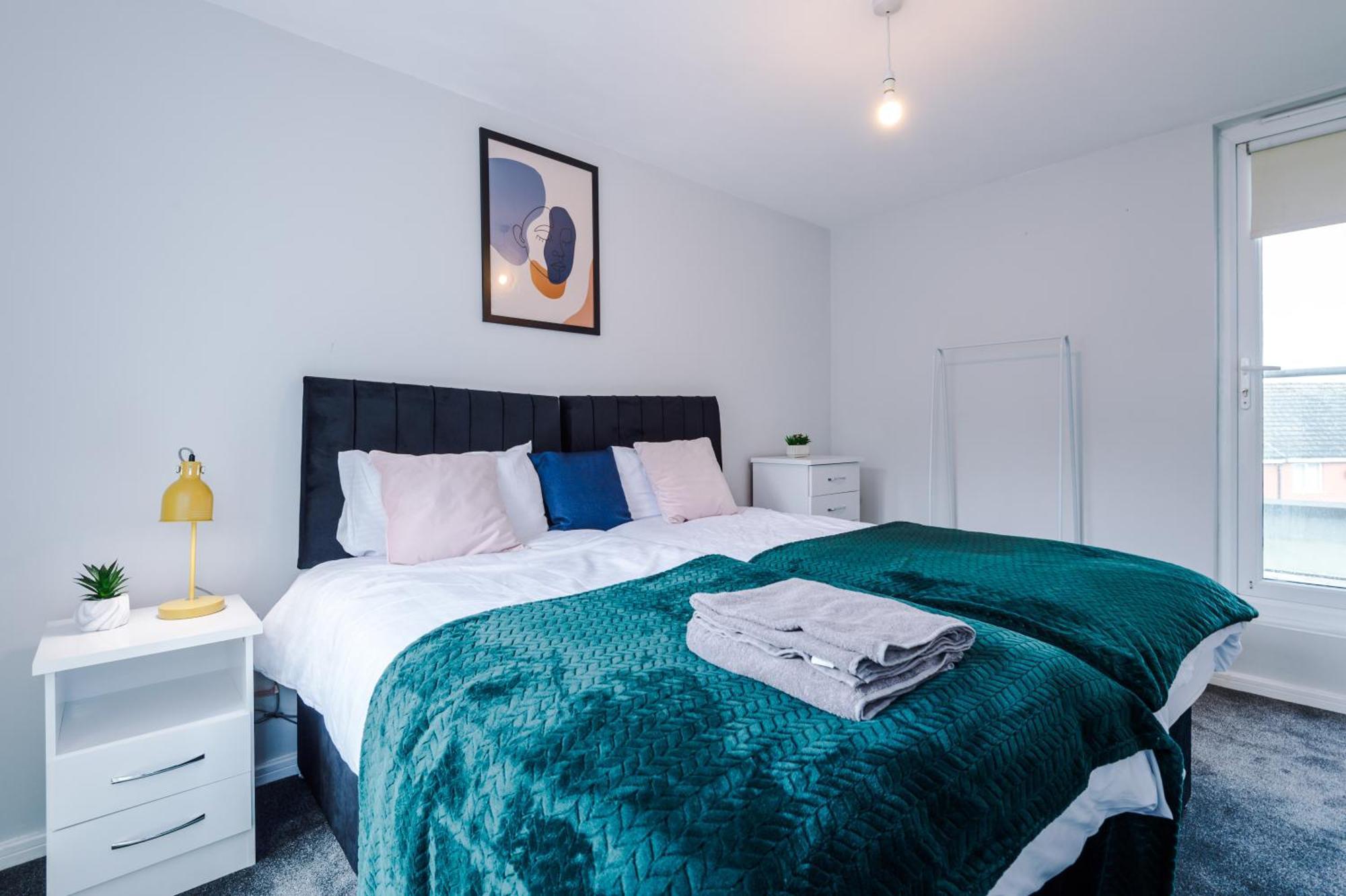 Stylish 4bed Home, Sleeps 7, Free Parking, Wi-fi, Balcony, Smart Tvs, Great Transport Links, Long Term Disc * Manchester
