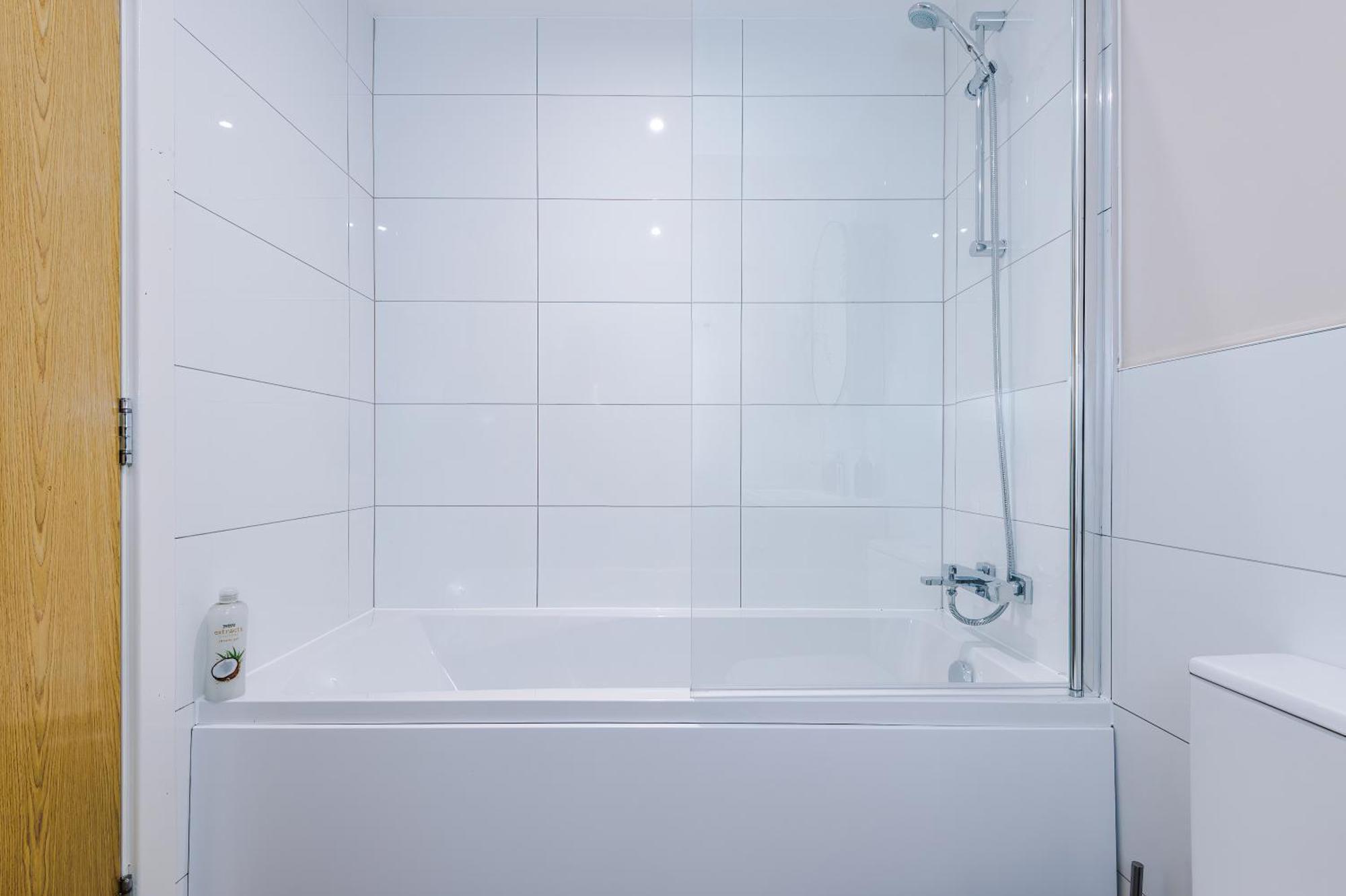 Deluxe New Build 2 Bedroom 2 Bathroom - Free Secure Parking * Manchester