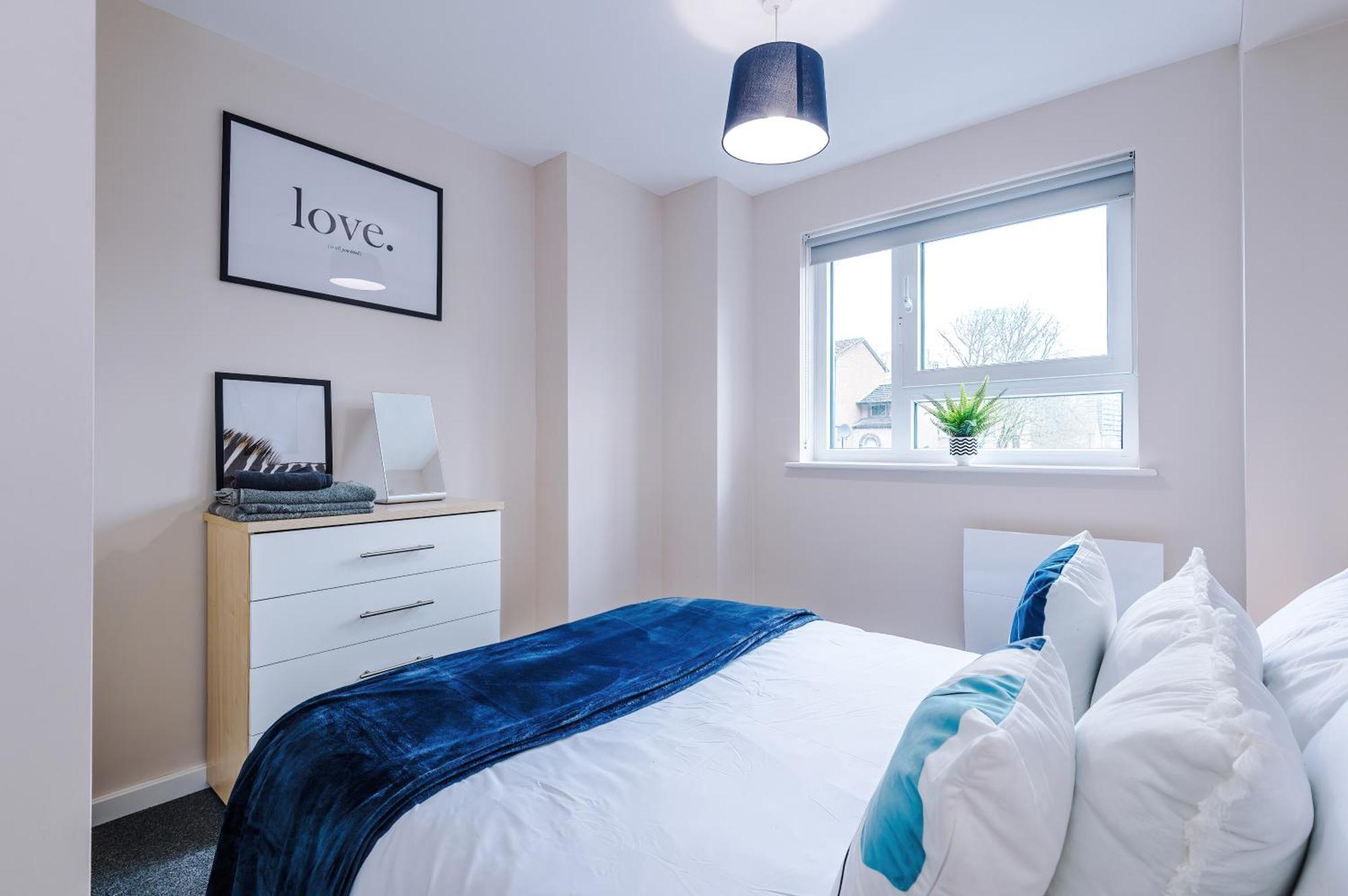 Deluxe New Build 2 Bedroom 2 Bathroom - Free Secure Parking Apartment *