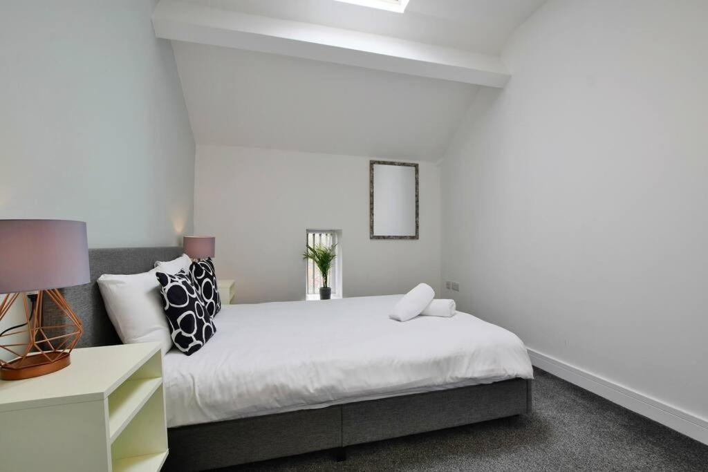 Apartment Free Parking - Modern 2-br Flat Close To Salford Royal