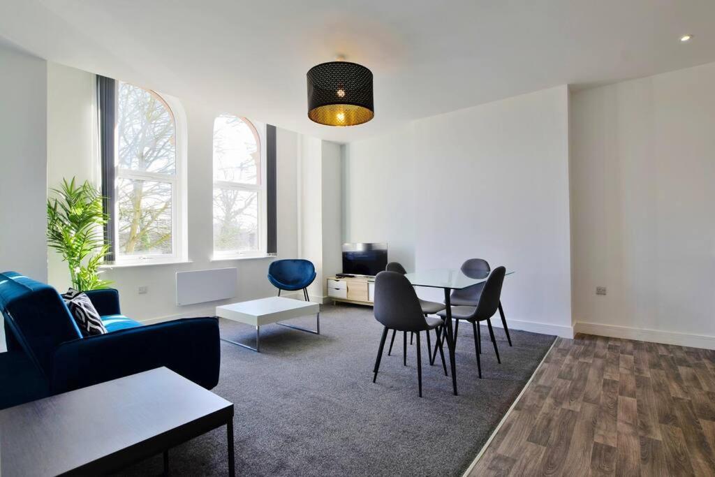 Free Parking - Beautiful 2-br Flat In Apartment Manchester