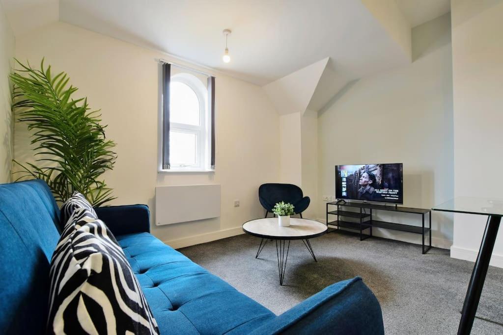 Free Parking - Modern 2-br Flat Close To Salford Royal *
