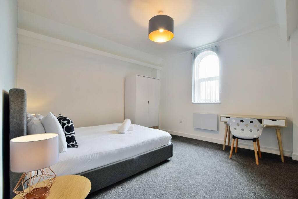 Free Parking - Modern 2-br Flat Close To Salford Royal