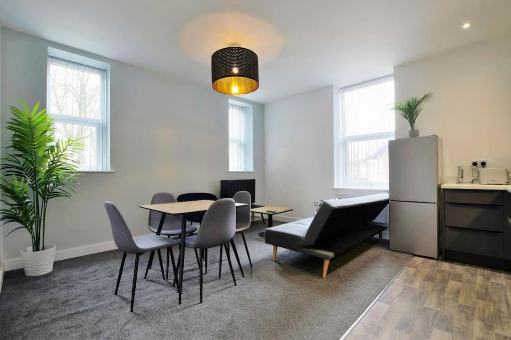 Free Parking - Charming 2-br Flat Near Salford Royal