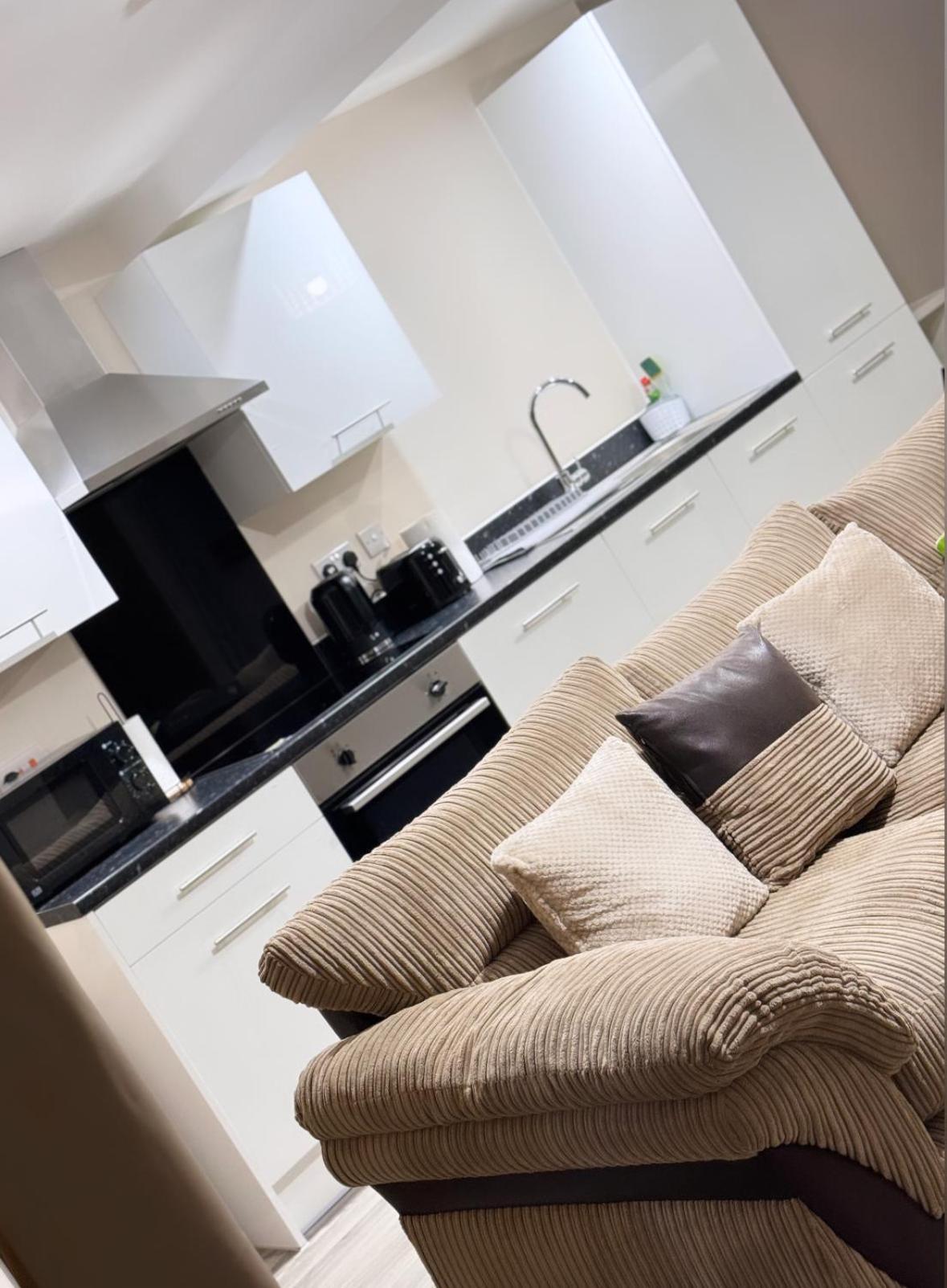 Luxury 2 Bedroom In Centre - Free Parking Apartment