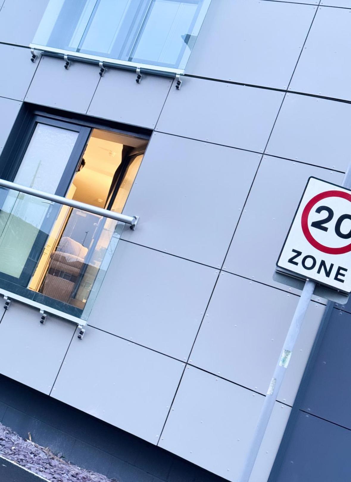 Luxury 2 Bedroom In Centre - Free Parking *