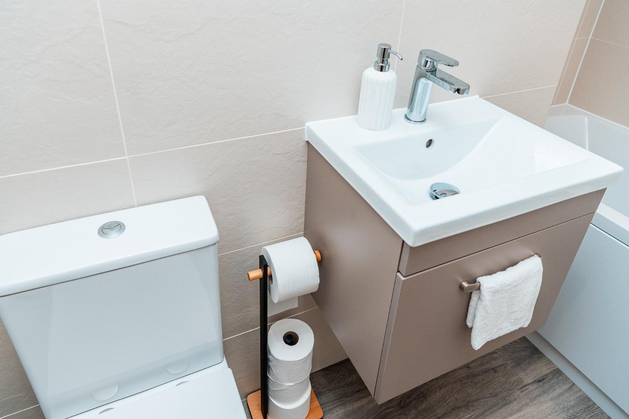 Entire 2 Bedroom And 2 Bathroom In -free Underground Parking