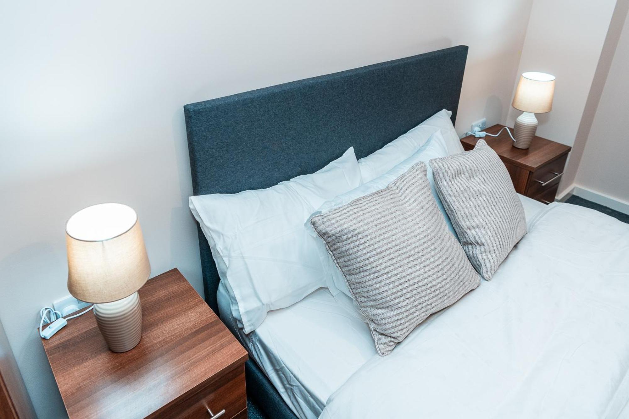 Entire 2 Bedroom And 2 Bathroom In -free Underground Parking *