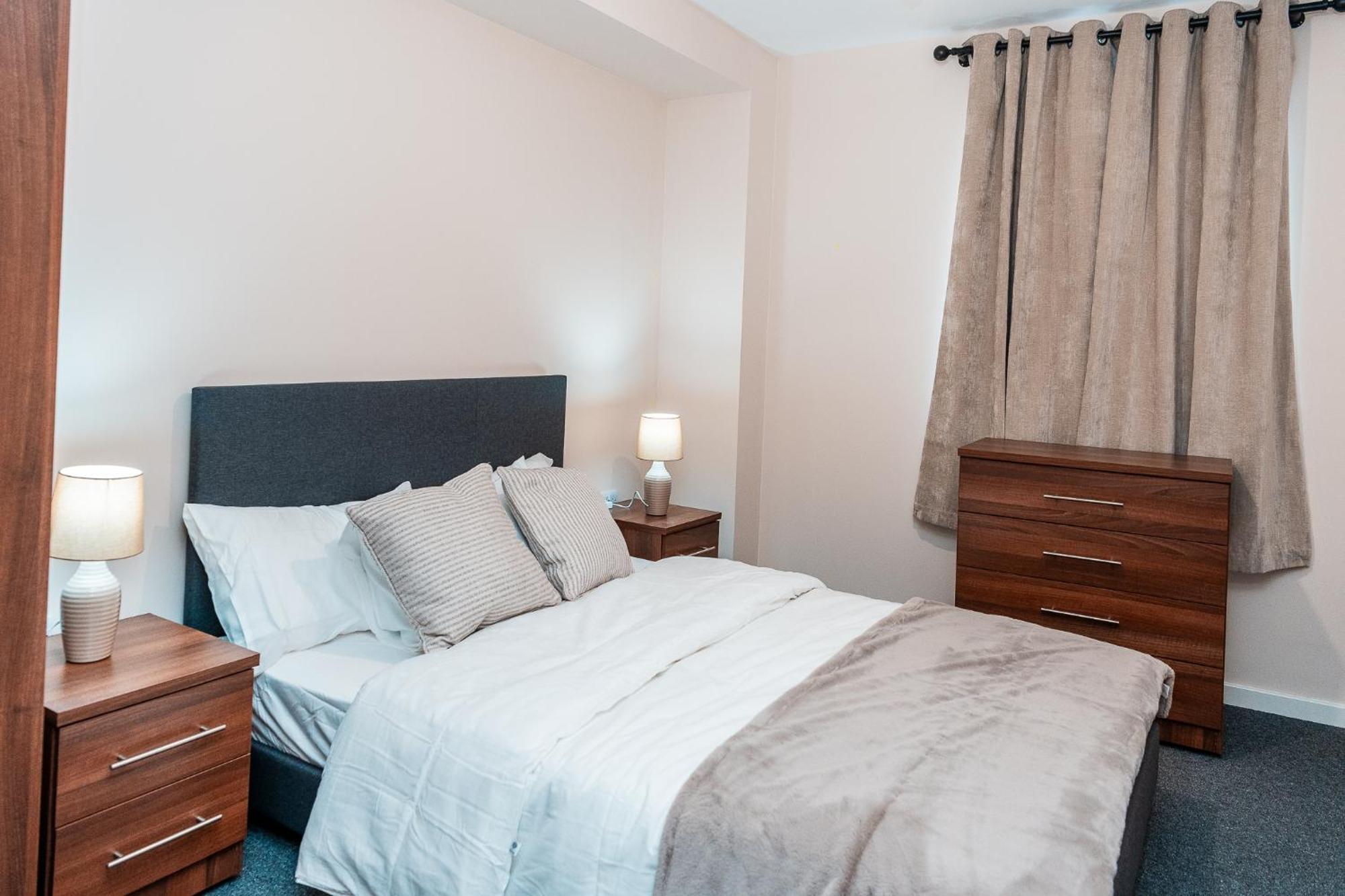 Entire 2 Bedroom And 2 Bathroom In -free Underground Parking Apartment *