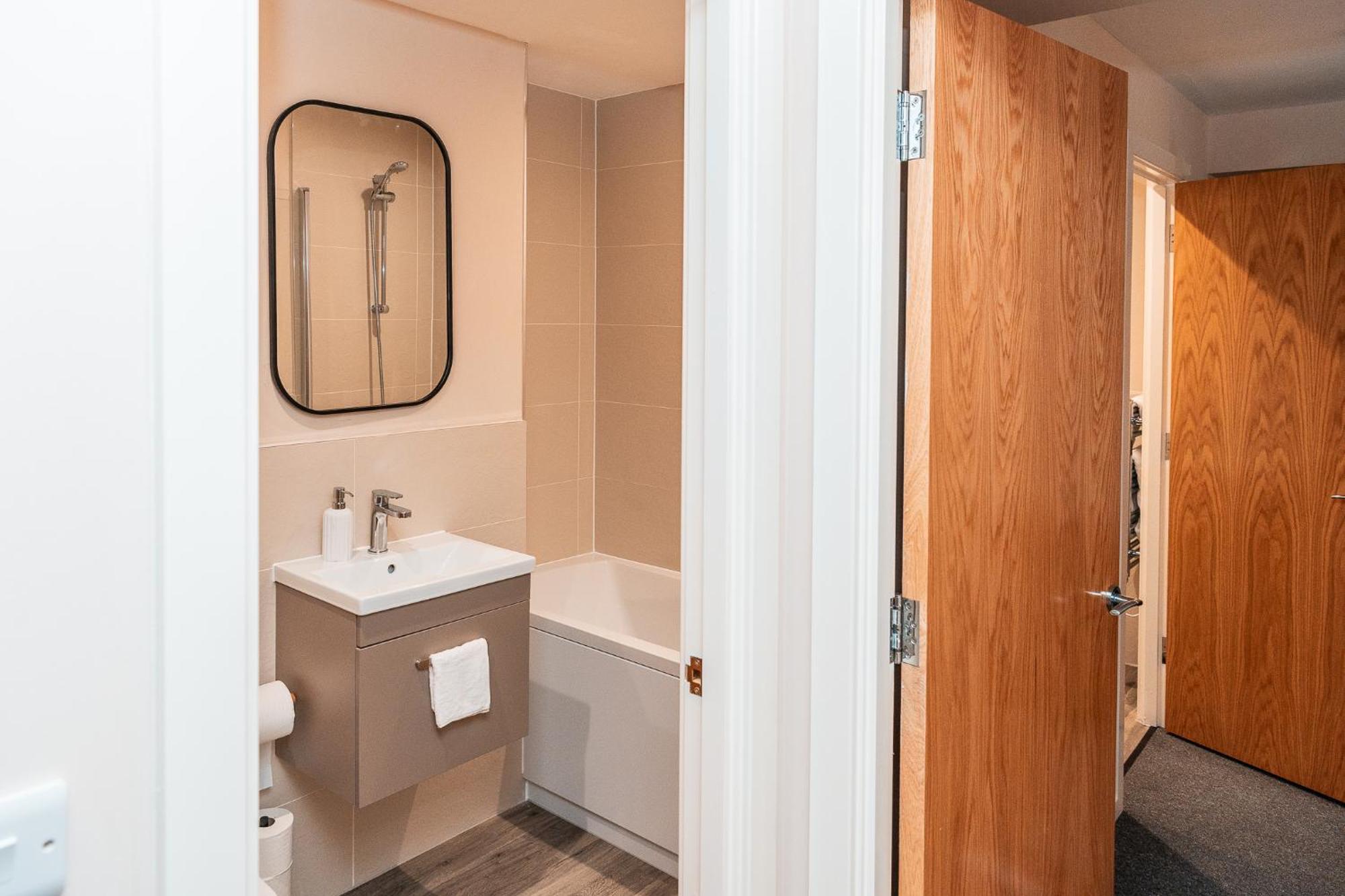Apartment Entire 2 Bedroom And 2 Bathroom In -free Underground Parking