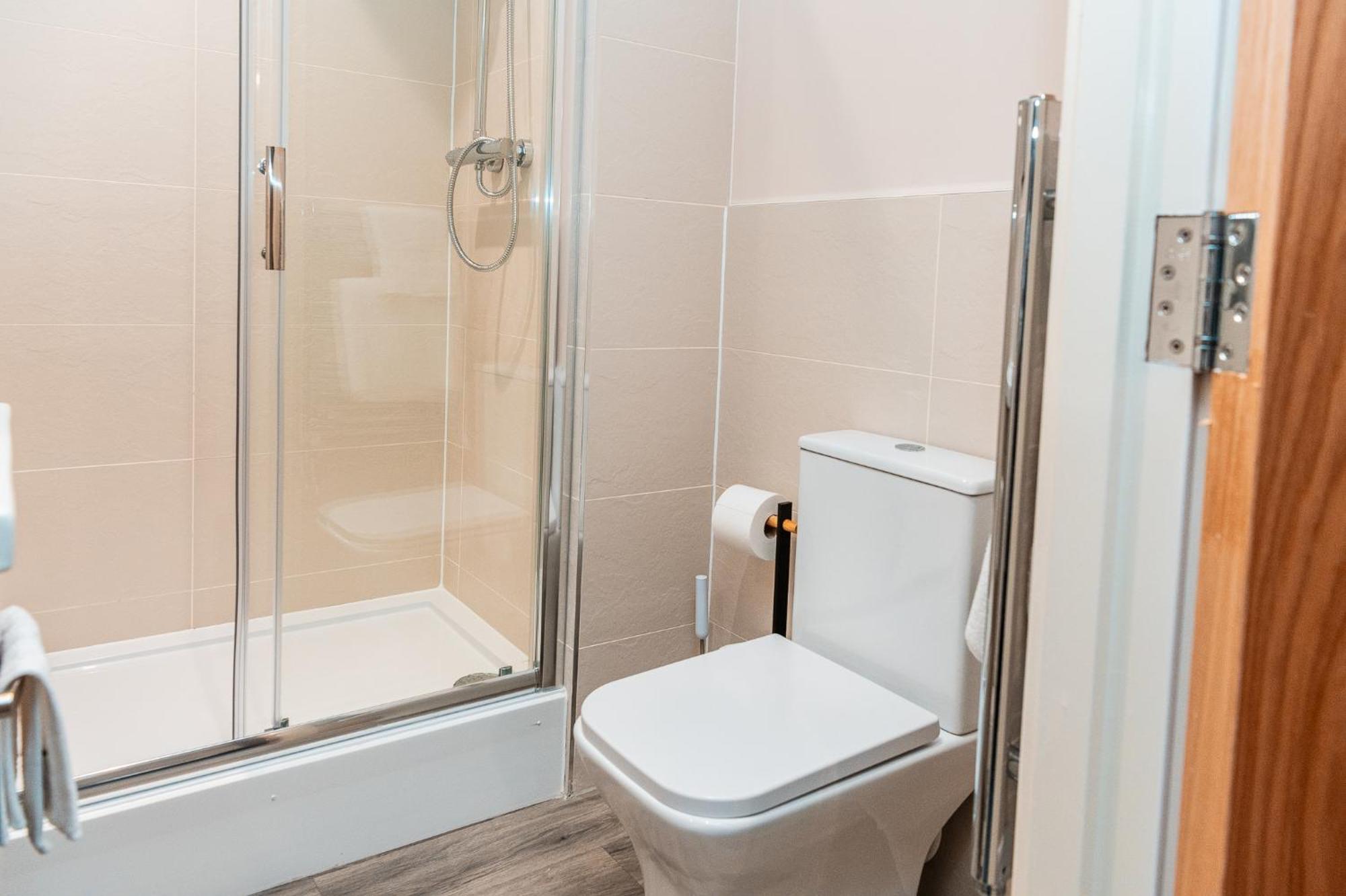 Entire 2 Bedroom And 2 Bathroom In -free Underground Parking Apartment
