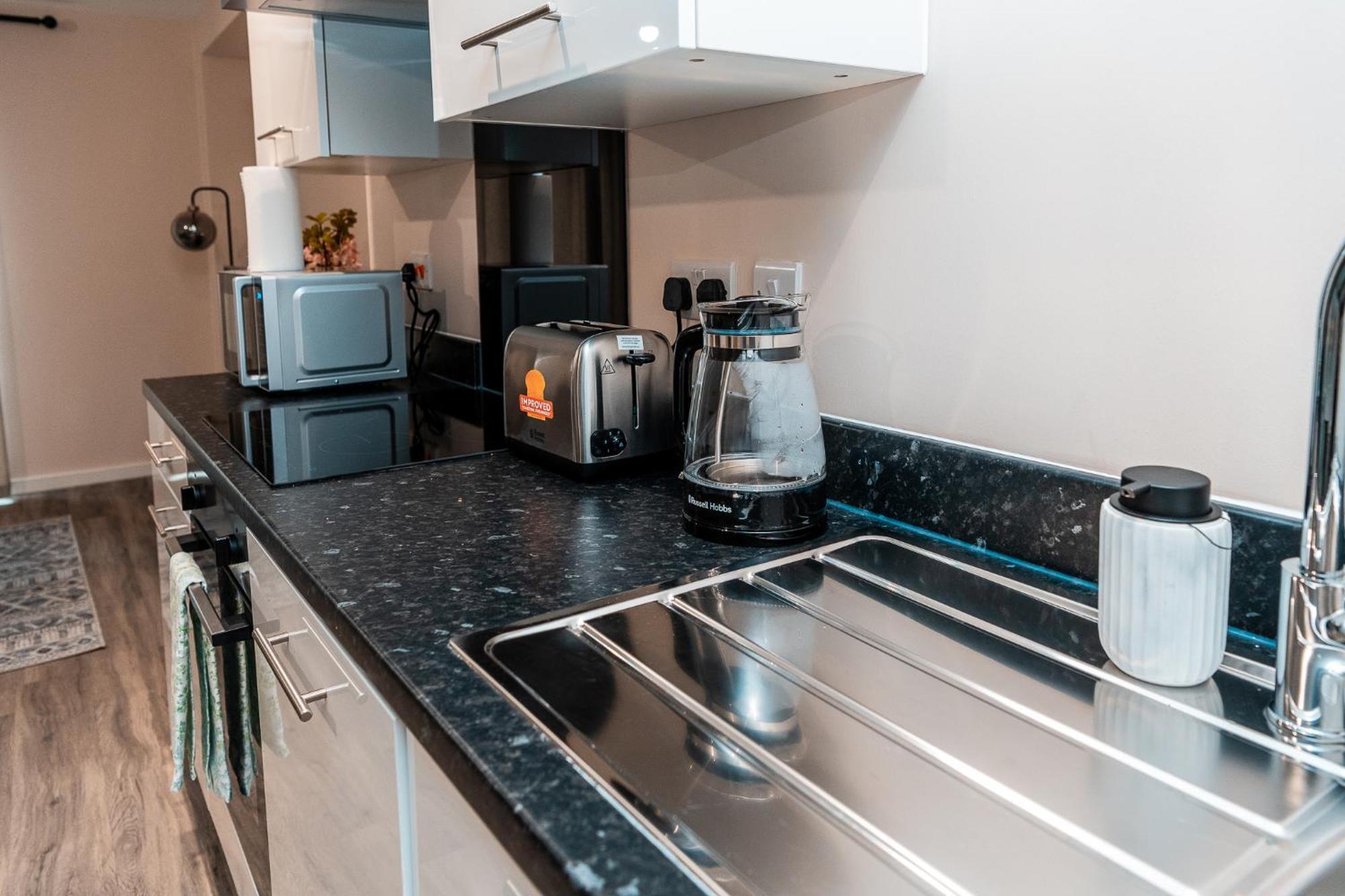 Apartment Entire 2 Bedroom And 2 Bathroom In -free Underground Parking Manchester