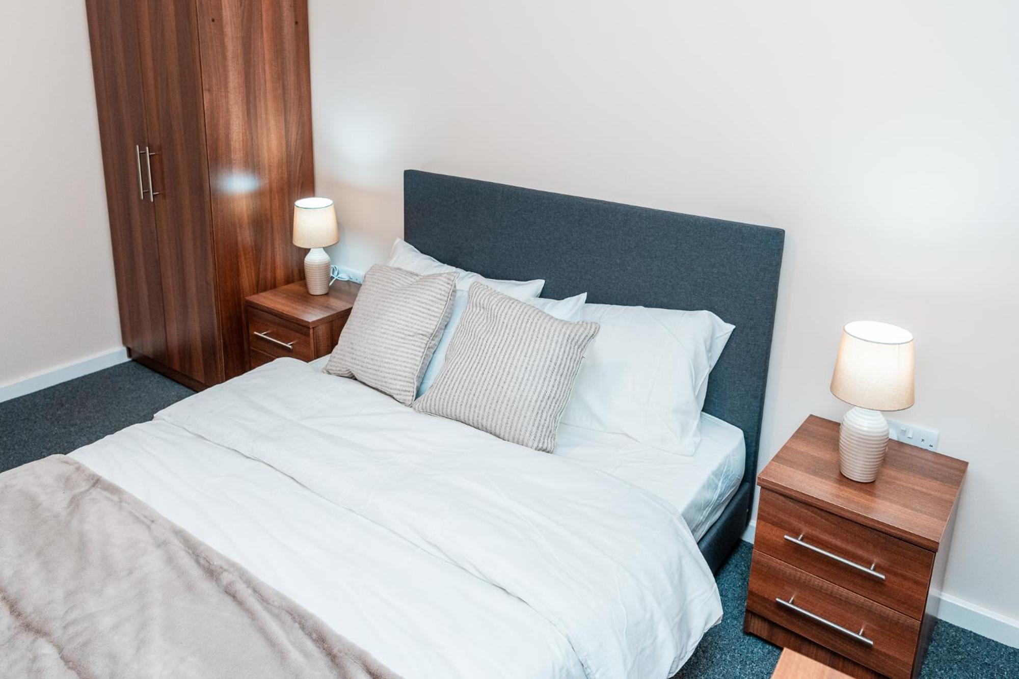 Entire 2 Bedroom And 2 Bathroom In -free Underground Parking Apartment Manchester