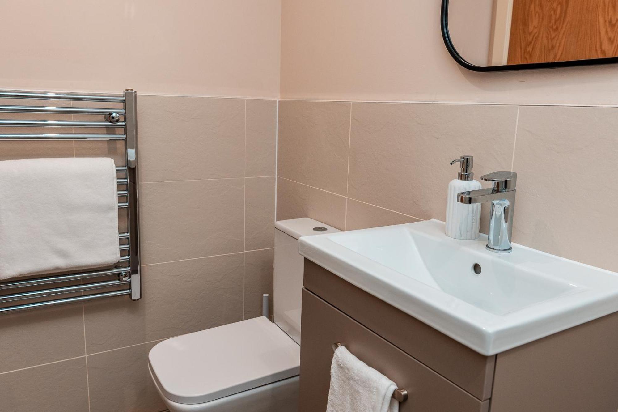 Entire 2 Bedroom And 2 Bathroom In -free Underground Parking Apartment