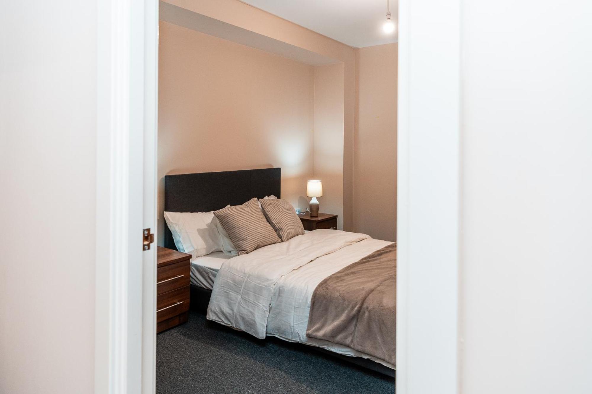 Apartment Entire 2 Bedroom And 2 Bathroom In -free Underground Parking Manchester