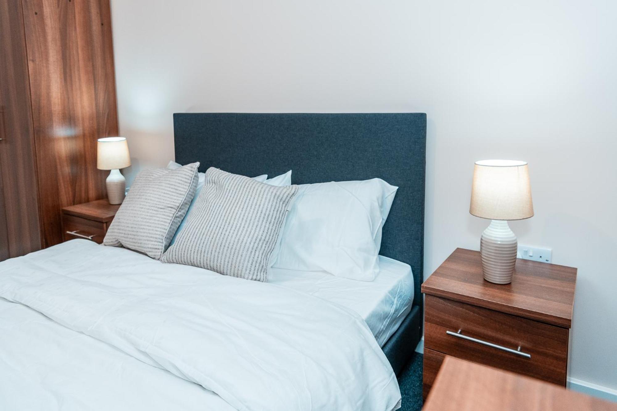 Entire 2 Bedroom And 2 Bathroom In -free Underground Parking Apartment Manchester